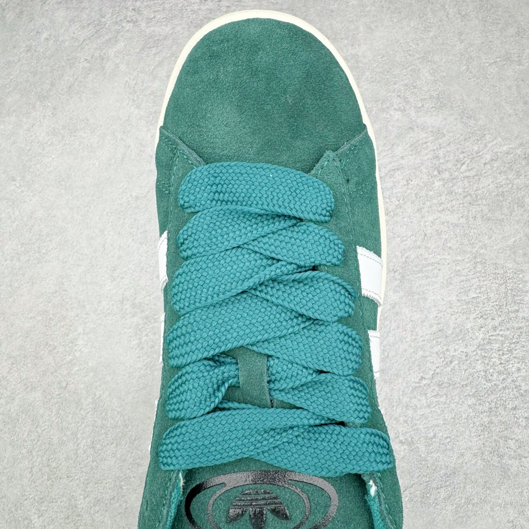 图片[4]-＃C版纯原 AD Originals Campus 00s 学院系列面包风经典复古低帮百搭休闲运动板鞋 HR1467 原鞋开发 正确版型 市面唯一全鞋采用原厂头层SD皮料 正确宽版鞋盒 清洁度完美 诠释最高工艺 这次 Originals 选择了以经典复古鞋型 Campus 为蓝本打造全新面包鞋 这款鞋型联名不断 冠希当年对它更是钟爱有加 论牌面丝毫不输贝壳头、Forum 等大热鞋型 这次 Campus 一改 80 年代的瘦长造型 鞋舌、鞋身、鞋底甚至细节都变大了 营造出千禧年前后流行的面包鞋宽大廓形 因此鞋名改为 Campus 00s 鞋身采用绒面皮料搭配白色常规皮革 质感上还是延续了经典 Campus 的设计 鞋舌填充更加饱满 让鞋款整体看起来更加圆润 搭配上这款浅蓝配色 「蓝胖子」造型真的很可爱 鞋舌还加入了与以往 Campus 不同的全新三叶草 Logo 令造型更具千禧气息 鞋带也采用了加宽的设计 如果你不喜欢 这次还附送了传统鞋带可以替换 鞋底采用了米黄做旧设计 凸显鞋款的复古年代感 除了清新可人的浅蓝配色 还有一款酷灰配色 造型更加硬朗复古 而且相比浅蓝配色更加耐脏 尺码：36 36⅔ 37⅓ 38 38⅔ 39⅓ 40 40⅔ 41⅓ 42 42⅔ 43⅓ 44 44 ⅓ 45-选品中心