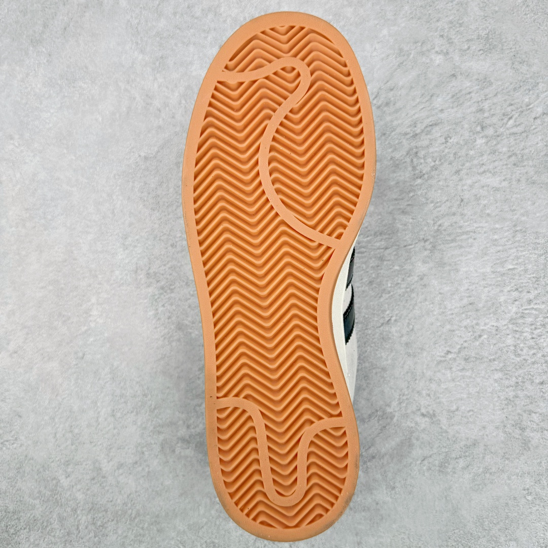 图片[9]-＃C版纯原 AD Originals Campus 00s 学院系列面包风经典复古低帮百搭休闲运动板鞋 GY0042 原鞋开发 正确版型 市面唯一全鞋采用原厂头层SD皮料 正确宽版鞋盒 清洁度完美 诠释最高工艺 这次 Originals 选择了以经典复古鞋型 Campus 为蓝本打造全新面包鞋 这款鞋型联名不断 冠希当年对它更是钟爱有加 论牌面丝毫不输贝壳头、Forum 等大热鞋型 这次 Campus 一改 80 年代的瘦长造型 鞋舌、鞋身、鞋底甚至细节都变大了 营造出千禧年前后流行的面包鞋宽大廓形 因此鞋名改为 Campus 00s 鞋身采用绒面皮料搭配白色常规皮革 质感上还是延续了经典 Campus 的设计 鞋舌填充更加饱满 让鞋款整体看起来更加圆润 搭配上这款浅蓝配色 「蓝胖子」造型真的很可爱 鞋舌还加入了与以往 Campus 不同的全新三叶草 Logo 令造型更具千禧气息 鞋带也采用了加宽的设计 如果你不喜欢 这次还附送了传统鞋带可以替换 鞋底采用了米黄做旧设计 凸显鞋款的复古年代感 除了清新可人的浅蓝配色 还有一款酷灰配色 造型更加硬朗复古 而且相比浅蓝配色更加耐脏 尺码：36 36⅔ 37⅓ 38 38⅔ 39⅓ 40 40⅔ 41⅓ 42 42⅔ 43⅓ 44 44 ⅓ 45-选品中心