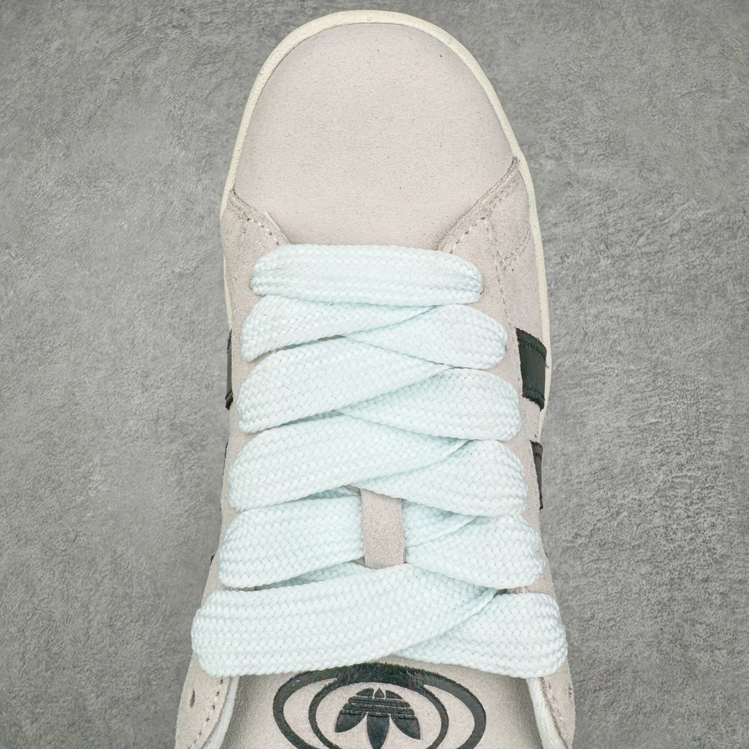 图片[4]-＃C版纯原 AD Originals Campus 00s 学院系列面包风经典复古低帮百搭休闲运动板鞋 GY0042 原鞋开发 正确版型 市面唯一全鞋采用原厂头层SD皮料 正确宽版鞋盒 清洁度完美 诠释最高工艺 这次 Originals 选择了以经典复古鞋型 Campus 为蓝本打造全新面包鞋 这款鞋型联名不断 冠希当年对它更是钟爱有加 论牌面丝毫不输贝壳头、Forum 等大热鞋型 这次 Campus 一改 80 年代的瘦长造型 鞋舌、鞋身、鞋底甚至细节都变大了 营造出千禧年前后流行的面包鞋宽大廓形 因此鞋名改为 Campus 00s 鞋身采用绒面皮料搭配白色常规皮革 质感上还是延续了经典 Campus 的设计 鞋舌填充更加饱满 让鞋款整体看起来更加圆润 搭配上这款浅蓝配色 「蓝胖子」造型真的很可爱 鞋舌还加入了与以往 Campus 不同的全新三叶草 Logo 令造型更具千禧气息 鞋带也采用了加宽的设计 如果你不喜欢 这次还附送了传统鞋带可以替换 鞋底采用了米黄做旧设计 凸显鞋款的复古年代感 除了清新可人的浅蓝配色 还有一款酷灰配色 造型更加硬朗复古 而且相比浅蓝配色更加耐脏 尺码：36 36⅔ 37⅓ 38 38⅔ 39⅓ 40 40⅔ 41⅓ 42 42⅔ 43⅓ 44 44 ⅓ 45-选品中心