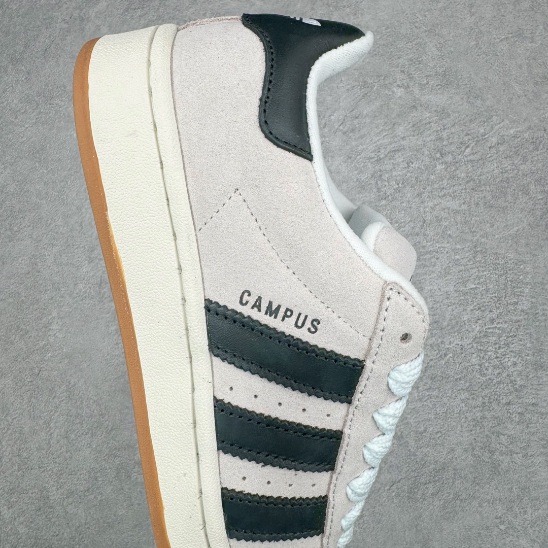 图片[6]-＃C版纯原 AD Originals Campus 00s 学院系列面包风经典复古低帮百搭休闲运动板鞋 GY0042 原鞋开发 正确版型 市面唯一全鞋采用原厂头层SD皮料 正确宽版鞋盒 清洁度完美 诠释最高工艺 这次 Originals 选择了以经典复古鞋型 Campus 为蓝本打造全新面包鞋 这款鞋型联名不断 冠希当年对它更是钟爱有加 论牌面丝毫不输贝壳头、Forum 等大热鞋型 这次 Campus 一改 80 年代的瘦长造型 鞋舌、鞋身、鞋底甚至细节都变大了 营造出千禧年前后流行的面包鞋宽大廓形 因此鞋名改为 Campus 00s 鞋身采用绒面皮料搭配白色常规皮革 质感上还是延续了经典 Campus 的设计 鞋舌填充更加饱满 让鞋款整体看起来更加圆润 搭配上这款浅蓝配色 「蓝胖子」造型真的很可爱 鞋舌还加入了与以往 Campus 不同的全新三叶草 Logo 令造型更具千禧气息 鞋带也采用了加宽的设计 如果你不喜欢 这次还附送了传统鞋带可以替换 鞋底采用了米黄做旧设计 凸显鞋款的复古年代感 除了清新可人的浅蓝配色 还有一款酷灰配色 造型更加硬朗复古 而且相比浅蓝配色更加耐脏 尺码：36 36⅔ 37⅓ 38 38⅔ 39⅓ 40 40⅔ 41⅓ 42 42⅔ 43⅓ 44 44 ⅓ 45-选品中心