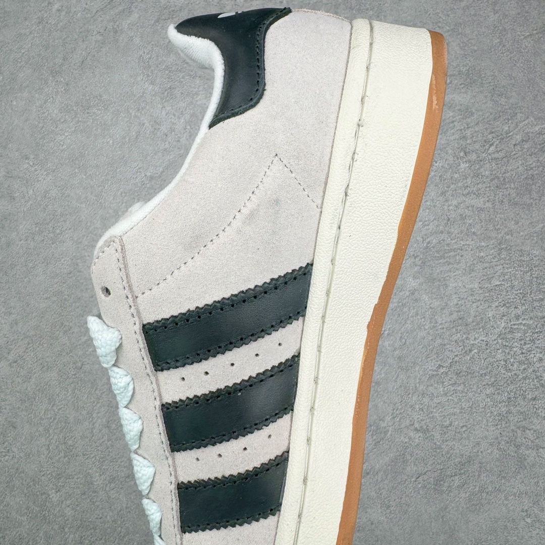 图片[7]-＃C版纯原 AD Originals Campus 00s 学院系列面包风经典复古低帮百搭休闲运动板鞋 GY0042 原鞋开发 正确版型 市面唯一全鞋采用原厂头层SD皮料 正确宽版鞋盒 清洁度完美 诠释最高工艺 这次 Originals 选择了以经典复古鞋型 Campus 为蓝本打造全新面包鞋 这款鞋型联名不断 冠希当年对它更是钟爱有加 论牌面丝毫不输贝壳头、Forum 等大热鞋型 这次 Campus 一改 80 年代的瘦长造型 鞋舌、鞋身、鞋底甚至细节都变大了 营造出千禧年前后流行的面包鞋宽大廓形 因此鞋名改为 Campus 00s 鞋身采用绒面皮料搭配白色常规皮革 质感上还是延续了经典 Campus 的设计 鞋舌填充更加饱满 让鞋款整体看起来更加圆润 搭配上这款浅蓝配色 「蓝胖子」造型真的很可爱 鞋舌还加入了与以往 Campus 不同的全新三叶草 Logo 令造型更具千禧气息 鞋带也采用了加宽的设计 如果你不喜欢 这次还附送了传统鞋带可以替换 鞋底采用了米黄做旧设计 凸显鞋款的复古年代感 除了清新可人的浅蓝配色 还有一款酷灰配色 造型更加硬朗复古 而且相比浅蓝配色更加耐脏 尺码：36 36⅔ 37⅓ 38 38⅔ 39⅓ 40 40⅔ 41⅓ 42 42⅔ 43⅓ 44 44 ⅓ 45-选品中心