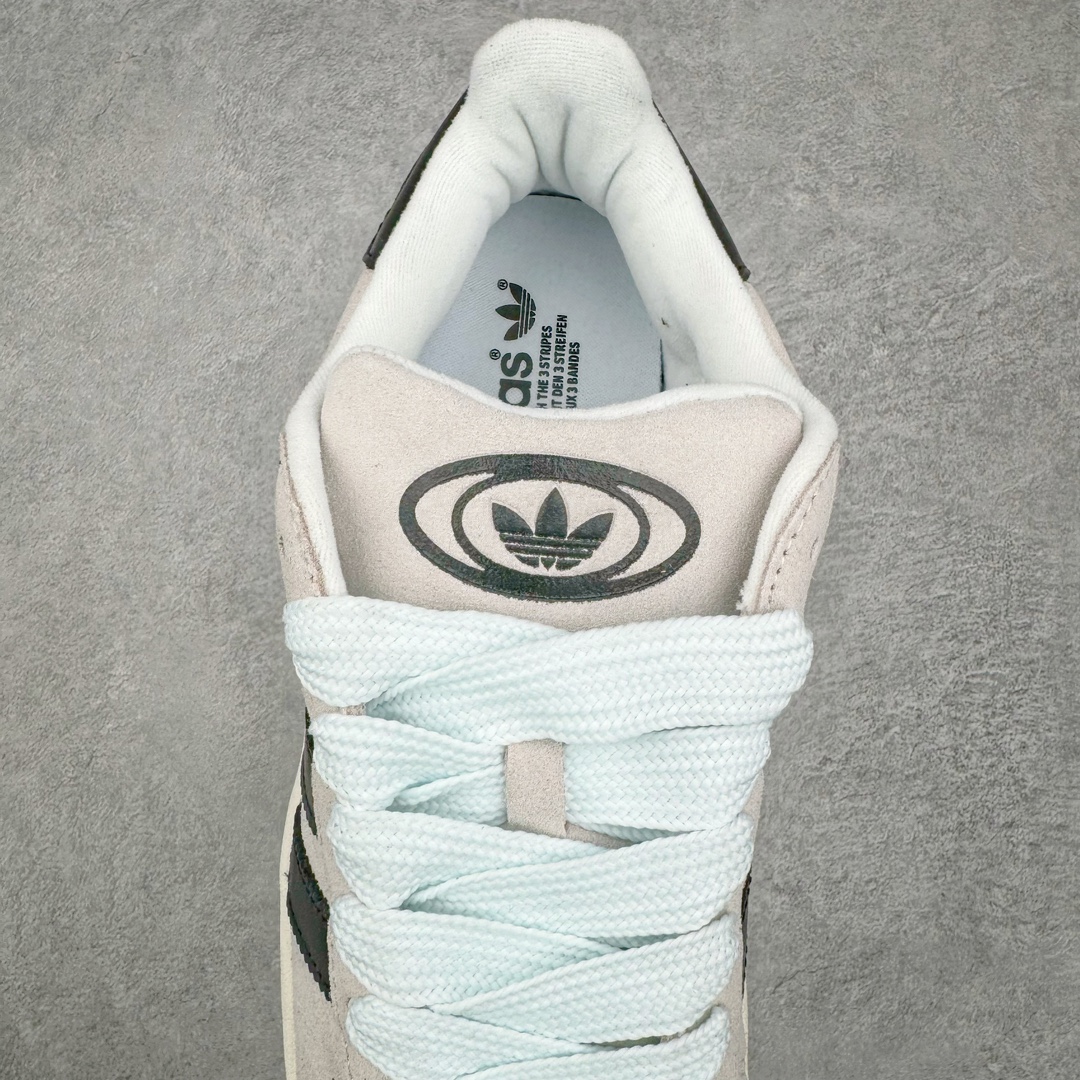 图片[5]-＃C版纯原 AD Originals Campus 00s 学院系列面包风经典复古低帮百搭休闲运动板鞋 GY0042 原鞋开发 正确版型 市面唯一全鞋采用原厂头层SD皮料 正确宽版鞋盒 清洁度完美 诠释最高工艺 这次 Originals 选择了以经典复古鞋型 Campus 为蓝本打造全新面包鞋 这款鞋型联名不断 冠希当年对它更是钟爱有加 论牌面丝毫不输贝壳头、Forum 等大热鞋型 这次 Campus 一改 80 年代的瘦长造型 鞋舌、鞋身、鞋底甚至细节都变大了 营造出千禧年前后流行的面包鞋宽大廓形 因此鞋名改为 Campus 00s 鞋身采用绒面皮料搭配白色常规皮革 质感上还是延续了经典 Campus 的设计 鞋舌填充更加饱满 让鞋款整体看起来更加圆润 搭配上这款浅蓝配色 「蓝胖子」造型真的很可爱 鞋舌还加入了与以往 Campus 不同的全新三叶草 Logo 令造型更具千禧气息 鞋带也采用了加宽的设计 如果你不喜欢 这次还附送了传统鞋带可以替换 鞋底采用了米黄做旧设计 凸显鞋款的复古年代感 除了清新可人的浅蓝配色 还有一款酷灰配色 造型更加硬朗复古 而且相比浅蓝配色更加耐脏 尺码：36 36⅔ 37⅓ 38 38⅔ 39⅓ 40 40⅔ 41⅓ 42 42⅔ 43⅓ 44 44 ⅓ 45-选品中心