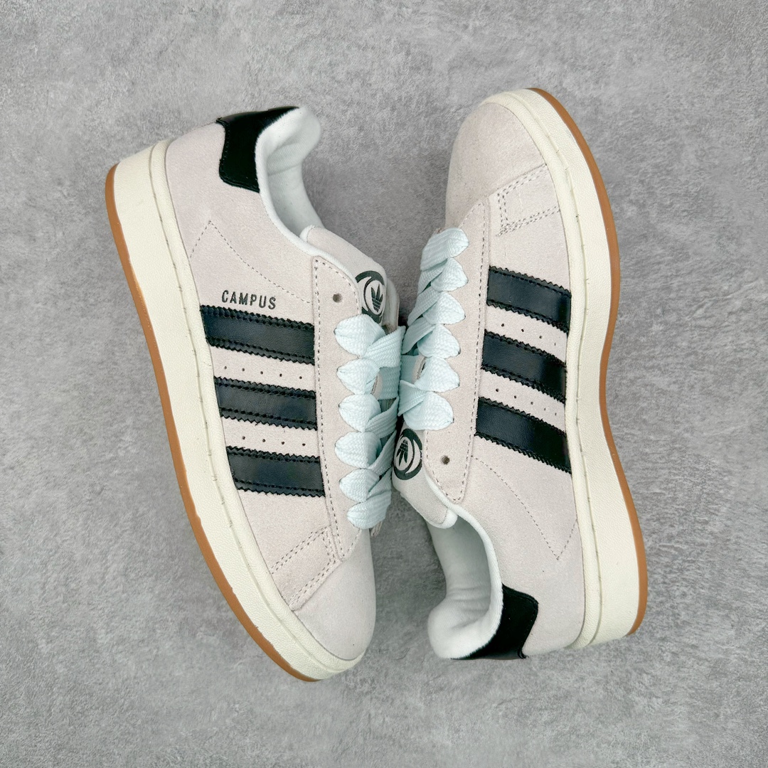 图片[3]-＃C版纯原 AD Originals Campus 00s 学院系列面包风经典复古低帮百搭休闲运动板鞋 GY0042 原鞋开发 正确版型 市面唯一全鞋采用原厂头层SD皮料 正确宽版鞋盒 清洁度完美 诠释最高工艺 这次 Originals 选择了以经典复古鞋型 Campus 为蓝本打造全新面包鞋 这款鞋型联名不断 冠希当年对它更是钟爱有加 论牌面丝毫不输贝壳头、Forum 等大热鞋型 这次 Campus 一改 80 年代的瘦长造型 鞋舌、鞋身、鞋底甚至细节都变大了 营造出千禧年前后流行的面包鞋宽大廓形 因此鞋名改为 Campus 00s 鞋身采用绒面皮料搭配白色常规皮革 质感上还是延续了经典 Campus 的设计 鞋舌填充更加饱满 让鞋款整体看起来更加圆润 搭配上这款浅蓝配色 「蓝胖子」造型真的很可爱 鞋舌还加入了与以往 Campus 不同的全新三叶草 Logo 令造型更具千禧气息 鞋带也采用了加宽的设计 如果你不喜欢 这次还附送了传统鞋带可以替换 鞋底采用了米黄做旧设计 凸显鞋款的复古年代感 除了清新可人的浅蓝配色 还有一款酷灰配色 造型更加硬朗复古 而且相比浅蓝配色更加耐脏 尺码：36 36⅔ 37⅓ 38 38⅔ 39⅓ 40 40⅔ 41⅓ 42 42⅔ 43⅓ 44 44 ⅓ 45-选品中心