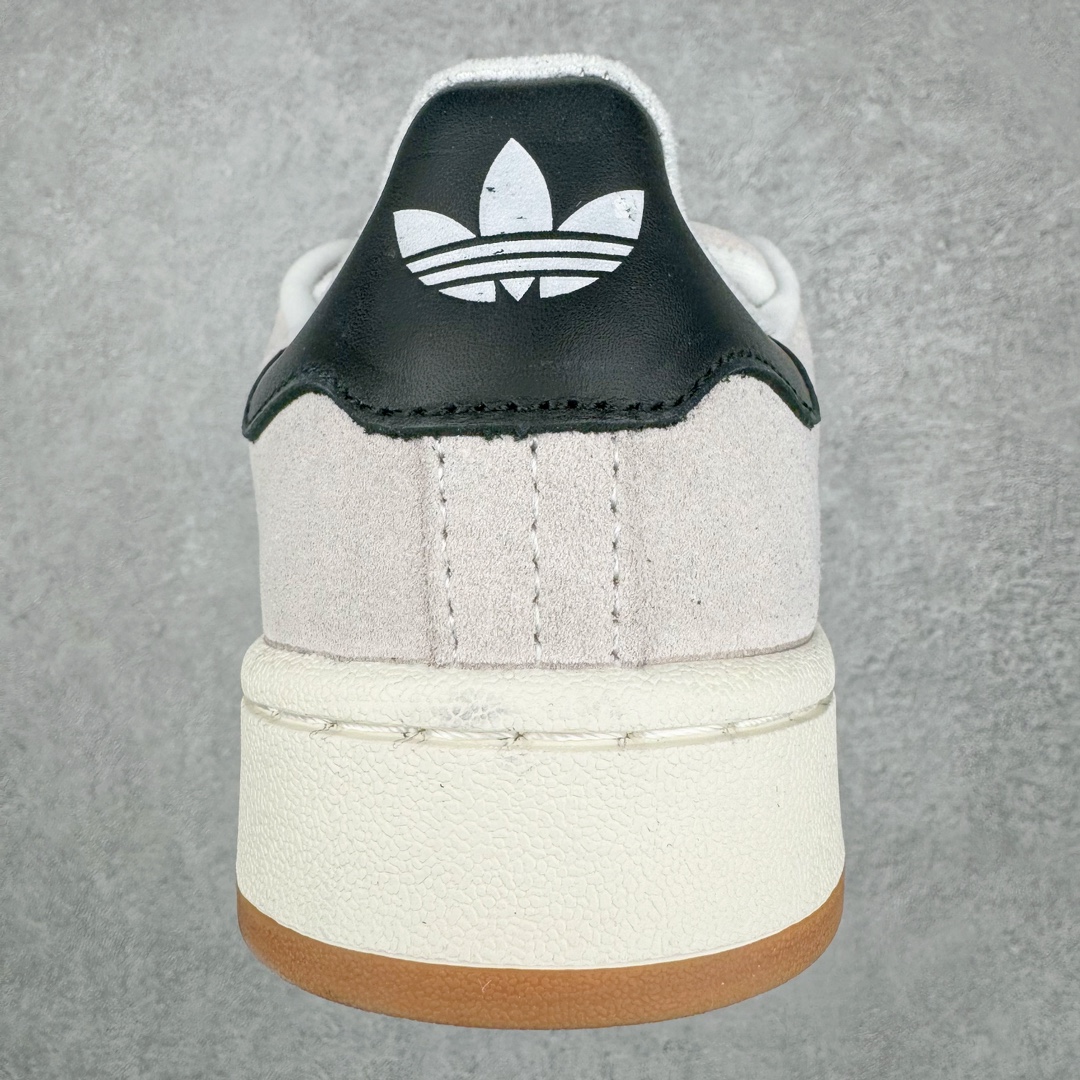 图片[8]-＃C版纯原 AD Originals Campus 00s 学院系列面包风经典复古低帮百搭休闲运动板鞋 GY0042 原鞋开发 正确版型 市面唯一全鞋采用原厂头层SD皮料 正确宽版鞋盒 清洁度完美 诠释最高工艺 这次 Originals 选择了以经典复古鞋型 Campus 为蓝本打造全新面包鞋 这款鞋型联名不断 冠希当年对它更是钟爱有加 论牌面丝毫不输贝壳头、Forum 等大热鞋型 这次 Campus 一改 80 年代的瘦长造型 鞋舌、鞋身、鞋底甚至细节都变大了 营造出千禧年前后流行的面包鞋宽大廓形 因此鞋名改为 Campus 00s 鞋身采用绒面皮料搭配白色常规皮革 质感上还是延续了经典 Campus 的设计 鞋舌填充更加饱满 让鞋款整体看起来更加圆润 搭配上这款浅蓝配色 「蓝胖子」造型真的很可爱 鞋舌还加入了与以往 Campus 不同的全新三叶草 Logo 令造型更具千禧气息 鞋带也采用了加宽的设计 如果你不喜欢 这次还附送了传统鞋带可以替换 鞋底采用了米黄做旧设计 凸显鞋款的复古年代感 除了清新可人的浅蓝配色 还有一款酷灰配色 造型更加硬朗复古 而且相比浅蓝配色更加耐脏 尺码：36 36⅔ 37⅓ 38 38⅔ 39⅓ 40 40⅔ 41⅓ 42 42⅔ 43⅓ 44 44 ⅓ 45-选品中心