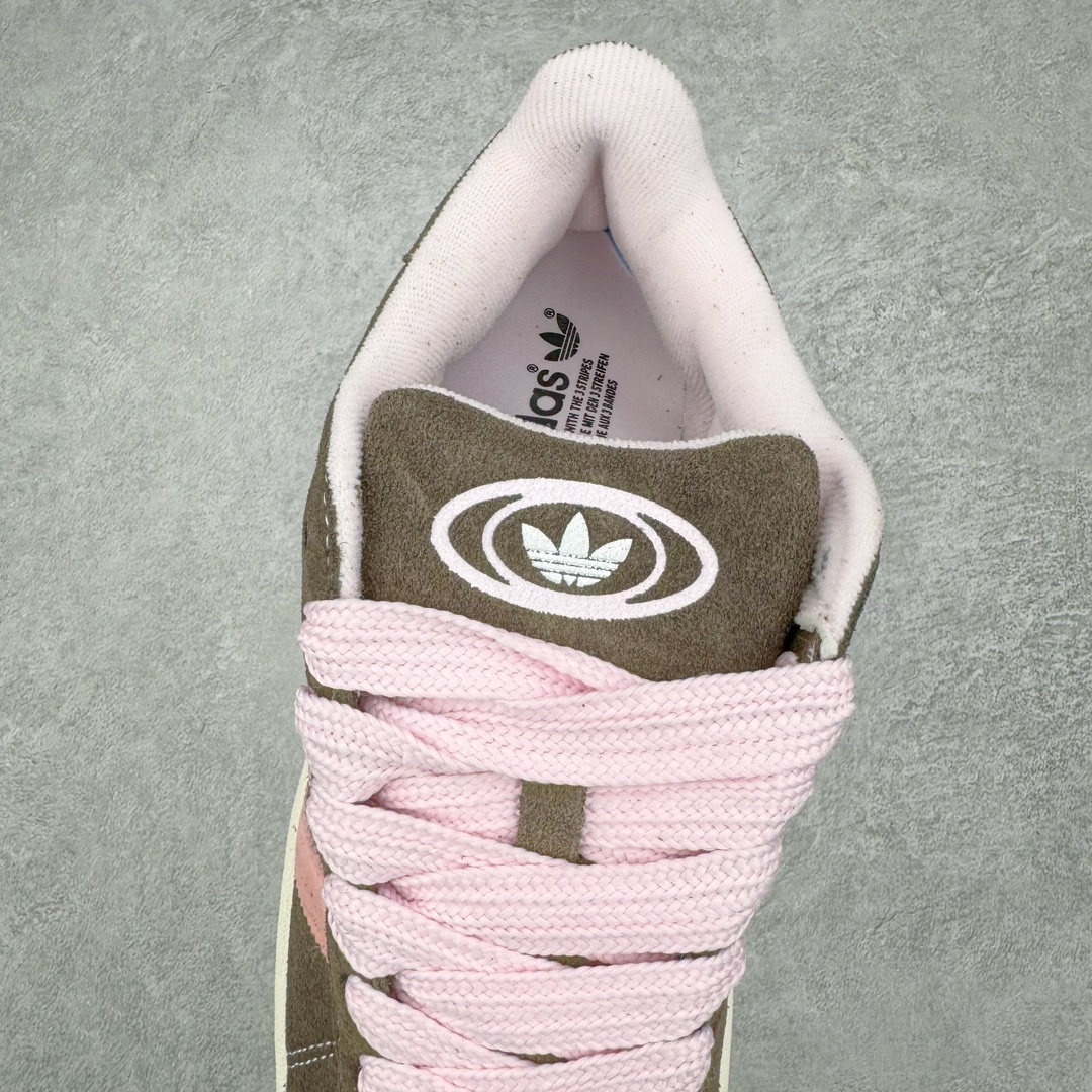 图片[5]-＃C版纯原 AD Originals Campus 00s 学院系列面包风经典复古低帮百搭休闲运动板鞋 HQ4569 原鞋开发 正确版型 市面唯一全鞋采用原厂头层SD皮料 正确宽版鞋盒 清洁度完美 诠释最高工艺 这次 Originals 选择了以经典复古鞋型 Campus 为蓝本打造全新面包鞋 这款鞋型联名不断 冠希当年对它更是钟爱有加 论牌面丝毫不输贝壳头、Forum 等大热鞋型 这次 Campus 一改 80 年代的瘦长造型 鞋舌、鞋身、鞋底甚至细节都变大了 营造出千禧年前后流行的面包鞋宽大廓形 因此鞋名改为 Campus 00s 鞋身采用绒面皮料搭配白色常规皮革 质感上还是延续了经典 Campus 的设计 鞋舌填充更加饱满 让鞋款整体看起来更加圆润 搭配上这款浅蓝配色 「蓝胖子」造型真的很可爱 鞋舌还加入了与以往 Campus 不同的全新三叶草 Logo 令造型更具千禧气息 鞋带也采用了加宽的设计 如果你不喜欢 这次还附送了传统鞋带可以替换 鞋底采用了米黄做旧设计 凸显鞋款的复古年代感 除了清新可人的浅蓝配色 还有一款酷灰配色 造型更加硬朗复古 而且相比浅蓝配色更加耐脏 尺码：36 36⅔ 37⅓ 38 38⅔ 39⅓ 40 40⅔ 41⅓ 42 42⅔ 43⅓ 44 44 ⅓ 45-选品中心