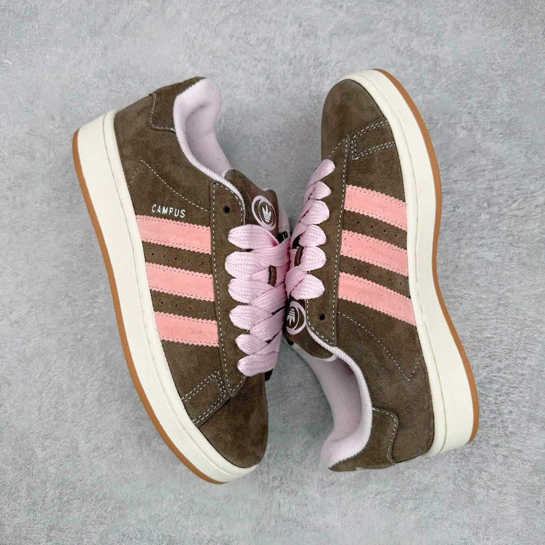 图片[3]-＃C版纯原 AD Originals Campus 00s 学院系列面包风经典复古低帮百搭休闲运动板鞋 HQ4569 原鞋开发 正确版型 市面唯一全鞋采用原厂头层SD皮料 正确宽版鞋盒 清洁度完美 诠释最高工艺 这次 Originals 选择了以经典复古鞋型 Campus 为蓝本打造全新面包鞋 这款鞋型联名不断 冠希当年对它更是钟爱有加 论牌面丝毫不输贝壳头、Forum 等大热鞋型 这次 Campus 一改 80 年代的瘦长造型 鞋舌、鞋身、鞋底甚至细节都变大了 营造出千禧年前后流行的面包鞋宽大廓形 因此鞋名改为 Campus 00s 鞋身采用绒面皮料搭配白色常规皮革 质感上还是延续了经典 Campus 的设计 鞋舌填充更加饱满 让鞋款整体看起来更加圆润 搭配上这款浅蓝配色 「蓝胖子」造型真的很可爱 鞋舌还加入了与以往 Campus 不同的全新三叶草 Logo 令造型更具千禧气息 鞋带也采用了加宽的设计 如果你不喜欢 这次还附送了传统鞋带可以替换 鞋底采用了米黄做旧设计 凸显鞋款的复古年代感 除了清新可人的浅蓝配色 还有一款酷灰配色 造型更加硬朗复古 而且相比浅蓝配色更加耐脏 尺码：36 36⅔ 37⅓ 38 38⅔ 39⅓ 40 40⅔ 41⅓ 42 42⅔ 43⅓ 44 44 ⅓ 45-选品中心