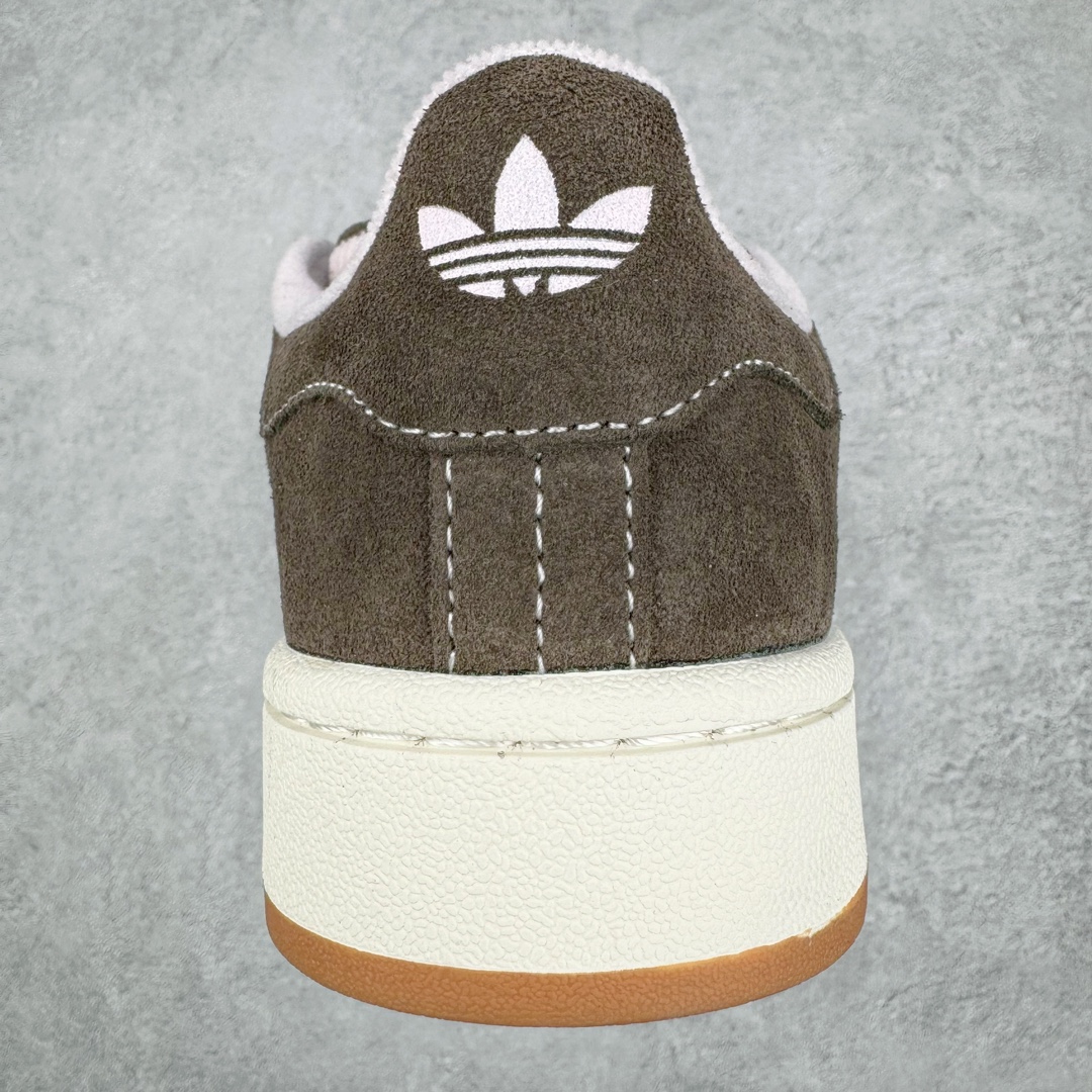 图片[8]-＃C版纯原 AD Originals Campus 00s 学院系列面包风经典复古低帮百搭休闲运动板鞋 HQ4569 原鞋开发 正确版型 市面唯一全鞋采用原厂头层SD皮料 正确宽版鞋盒 清洁度完美 诠释最高工艺 这次 Originals 选择了以经典复古鞋型 Campus 为蓝本打造全新面包鞋 这款鞋型联名不断 冠希当年对它更是钟爱有加 论牌面丝毫不输贝壳头、Forum 等大热鞋型 这次 Campus 一改 80 年代的瘦长造型 鞋舌、鞋身、鞋底甚至细节都变大了 营造出千禧年前后流行的面包鞋宽大廓形 因此鞋名改为 Campus 00s 鞋身采用绒面皮料搭配白色常规皮革 质感上还是延续了经典 Campus 的设计 鞋舌填充更加饱满 让鞋款整体看起来更加圆润 搭配上这款浅蓝配色 「蓝胖子」造型真的很可爱 鞋舌还加入了与以往 Campus 不同的全新三叶草 Logo 令造型更具千禧气息 鞋带也采用了加宽的设计 如果你不喜欢 这次还附送了传统鞋带可以替换 鞋底采用了米黄做旧设计 凸显鞋款的复古年代感 除了清新可人的浅蓝配色 还有一款酷灰配色 造型更加硬朗复古 而且相比浅蓝配色更加耐脏 尺码：36 36⅔ 37⅓ 38 38⅔ 39⅓ 40 40⅔ 41⅓ 42 42⅔ 43⅓ 44 44 ⅓ 45-选品中心