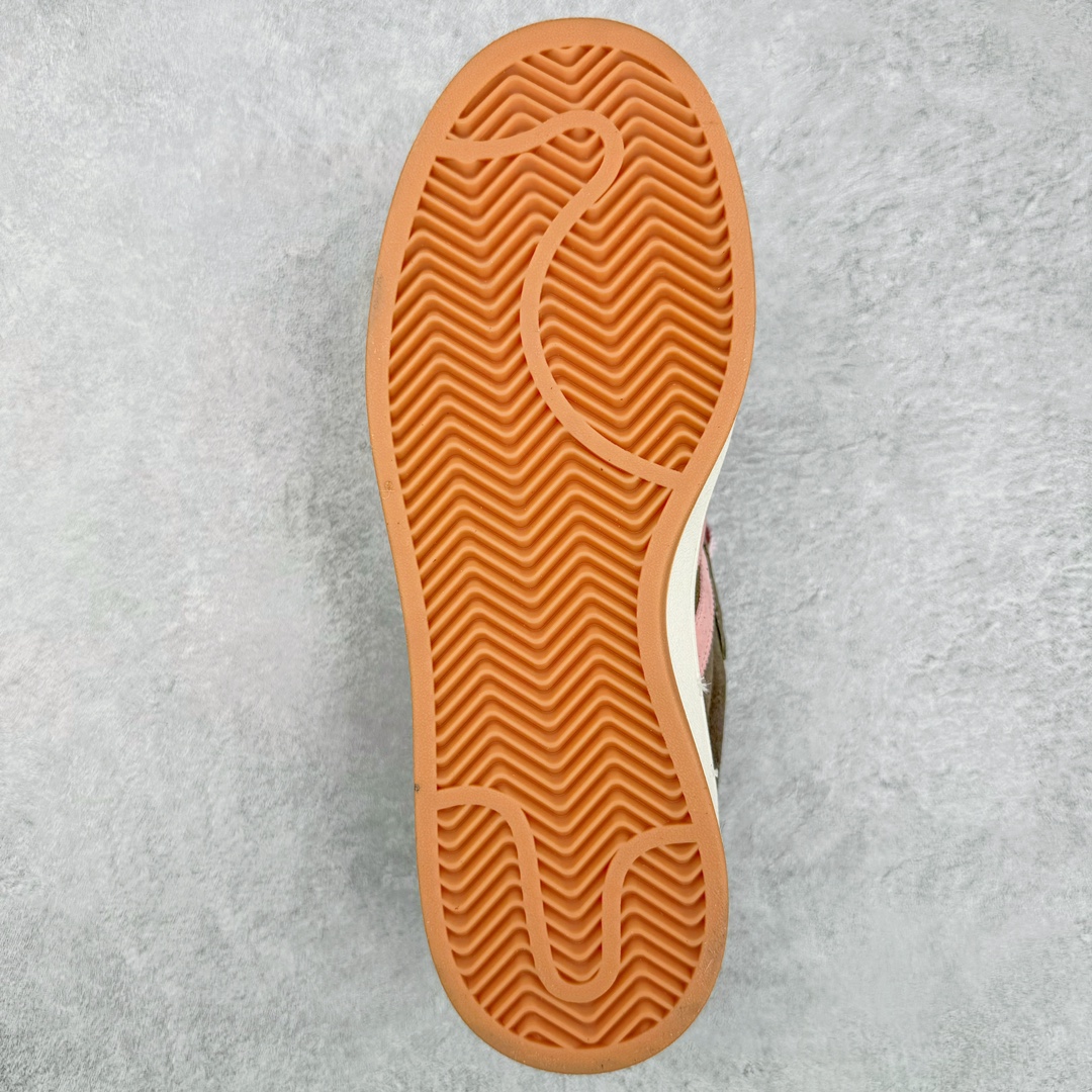 图片[9]-＃C版纯原 AD Originals Campus 00s 学院系列面包风经典复古低帮百搭休闲运动板鞋 HQ4569 原鞋开发 正确版型 市面唯一全鞋采用原厂头层SD皮料 正确宽版鞋盒 清洁度完美 诠释最高工艺 这次 Originals 选择了以经典复古鞋型 Campus 为蓝本打造全新面包鞋 这款鞋型联名不断 冠希当年对它更是钟爱有加 论牌面丝毫不输贝壳头、Forum 等大热鞋型 这次 Campus 一改 80 年代的瘦长造型 鞋舌、鞋身、鞋底甚至细节都变大了 营造出千禧年前后流行的面包鞋宽大廓形 因此鞋名改为 Campus 00s 鞋身采用绒面皮料搭配白色常规皮革 质感上还是延续了经典 Campus 的设计 鞋舌填充更加饱满 让鞋款整体看起来更加圆润 搭配上这款浅蓝配色 「蓝胖子」造型真的很可爱 鞋舌还加入了与以往 Campus 不同的全新三叶草 Logo 令造型更具千禧气息 鞋带也采用了加宽的设计 如果你不喜欢 这次还附送了传统鞋带可以替换 鞋底采用了米黄做旧设计 凸显鞋款的复古年代感 除了清新可人的浅蓝配色 还有一款酷灰配色 造型更加硬朗复古 而且相比浅蓝配色更加耐脏 尺码：36 36⅔ 37⅓ 38 38⅔ 39⅓ 40 40⅔ 41⅓ 42 42⅔ 43⅓ 44 44 ⅓ 45-选品中心