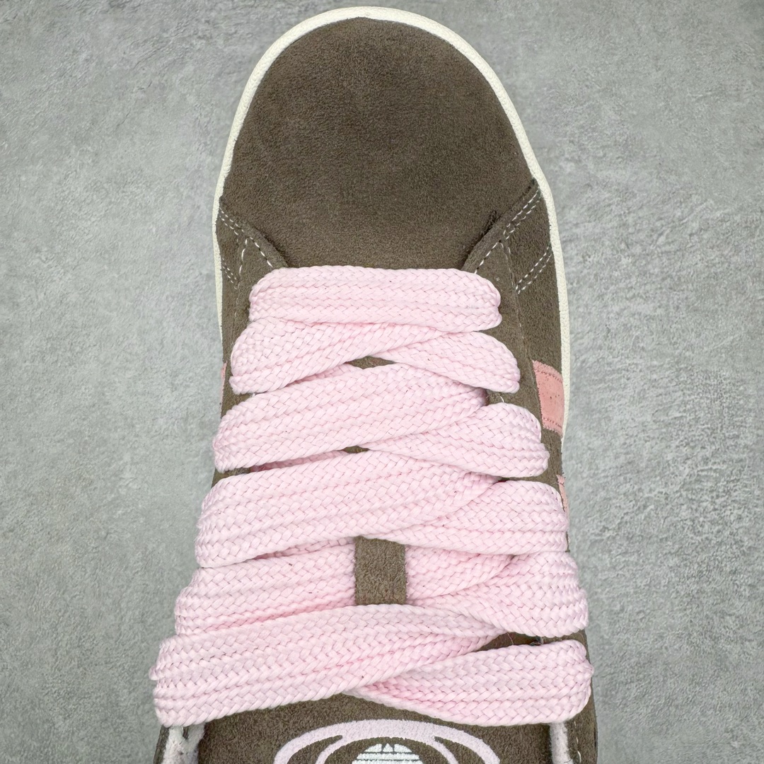 图片[4]-＃C版纯原 AD Originals Campus 00s 学院系列面包风经典复古低帮百搭休闲运动板鞋 HQ4569 原鞋开发 正确版型 市面唯一全鞋采用原厂头层SD皮料 正确宽版鞋盒 清洁度完美 诠释最高工艺 这次 Originals 选择了以经典复古鞋型 Campus 为蓝本打造全新面包鞋 这款鞋型联名不断 冠希当年对它更是钟爱有加 论牌面丝毫不输贝壳头、Forum 等大热鞋型 这次 Campus 一改 80 年代的瘦长造型 鞋舌、鞋身、鞋底甚至细节都变大了 营造出千禧年前后流行的面包鞋宽大廓形 因此鞋名改为 Campus 00s 鞋身采用绒面皮料搭配白色常规皮革 质感上还是延续了经典 Campus 的设计 鞋舌填充更加饱满 让鞋款整体看起来更加圆润 搭配上这款浅蓝配色 「蓝胖子」造型真的很可爱 鞋舌还加入了与以往 Campus 不同的全新三叶草 Logo 令造型更具千禧气息 鞋带也采用了加宽的设计 如果你不喜欢 这次还附送了传统鞋带可以替换 鞋底采用了米黄做旧设计 凸显鞋款的复古年代感 除了清新可人的浅蓝配色 还有一款酷灰配色 造型更加硬朗复古 而且相比浅蓝配色更加耐脏 尺码：36 36⅔ 37⅓ 38 38⅔ 39⅓ 40 40⅔ 41⅓ 42 42⅔ 43⅓ 44 44 ⅓ 45-选品中心