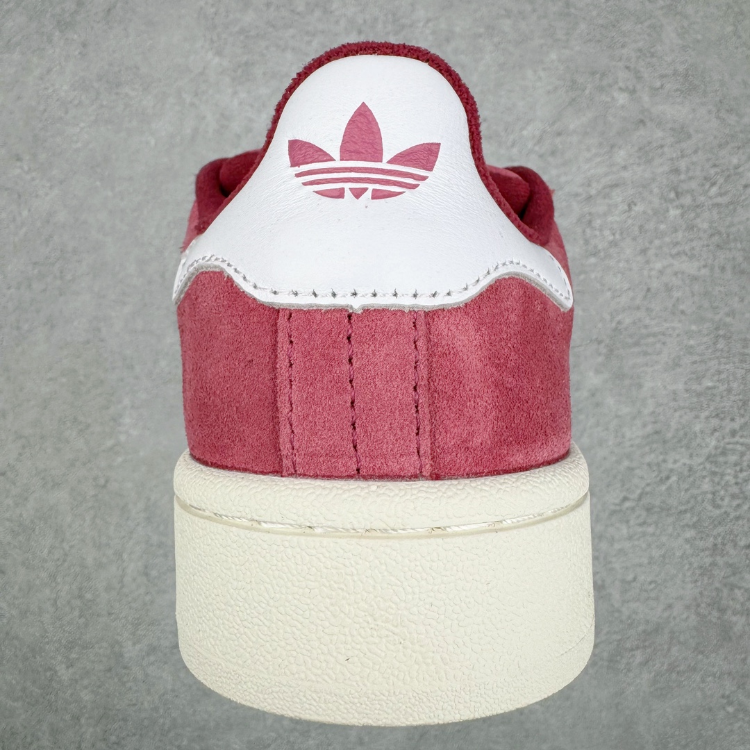 图片[8]-＃C版纯原 AD Originals Campus 00s 学院系列面包风经典复古低帮百搭休闲运动板鞋 HP6286 原鞋开发 正确版型 市面唯一全鞋采用原厂头层SD皮料 正确宽版鞋盒 清洁度完美 诠释最高工艺 这次 Originals 选择了以经典复古鞋型 Campus 为蓝本打造全新面包鞋 这款鞋型联名不断 冠希当年对它更是钟爱有加 论牌面丝毫不输贝壳头、Forum 等大热鞋型 这次 Campus 一改 80 年代的瘦长造型 鞋舌、鞋身、鞋底甚至细节都变大了 营造出千禧年前后流行的面包鞋宽大廓形 因此鞋名改为 Campus 00s 鞋身采用绒面皮料搭配白色常规皮革 质感上还是延续了经典 Campus 的设计 鞋舌填充更加饱满 让鞋款整体看起来更加圆润 搭配上这款浅蓝配色 「蓝胖子」造型真的很可爱 鞋舌还加入了与以往 Campus 不同的全新三叶草 Logo 令造型更具千禧气息 鞋带也采用了加宽的设计 如果你不喜欢 这次还附送了传统鞋带可以替换 鞋底采用了米黄做旧设计 凸显鞋款的复古年代感 除了清新可人的浅蓝配色 还有一款酷灰配色 造型更加硬朗复古 而且相比浅蓝配色更加耐脏 尺码：36 36⅔ 37⅓ 38 38⅔ 39⅓ 40 40⅔ 41⅓ 42 42⅔ 43⅓ 44 44 ⅓ 45-选品中心