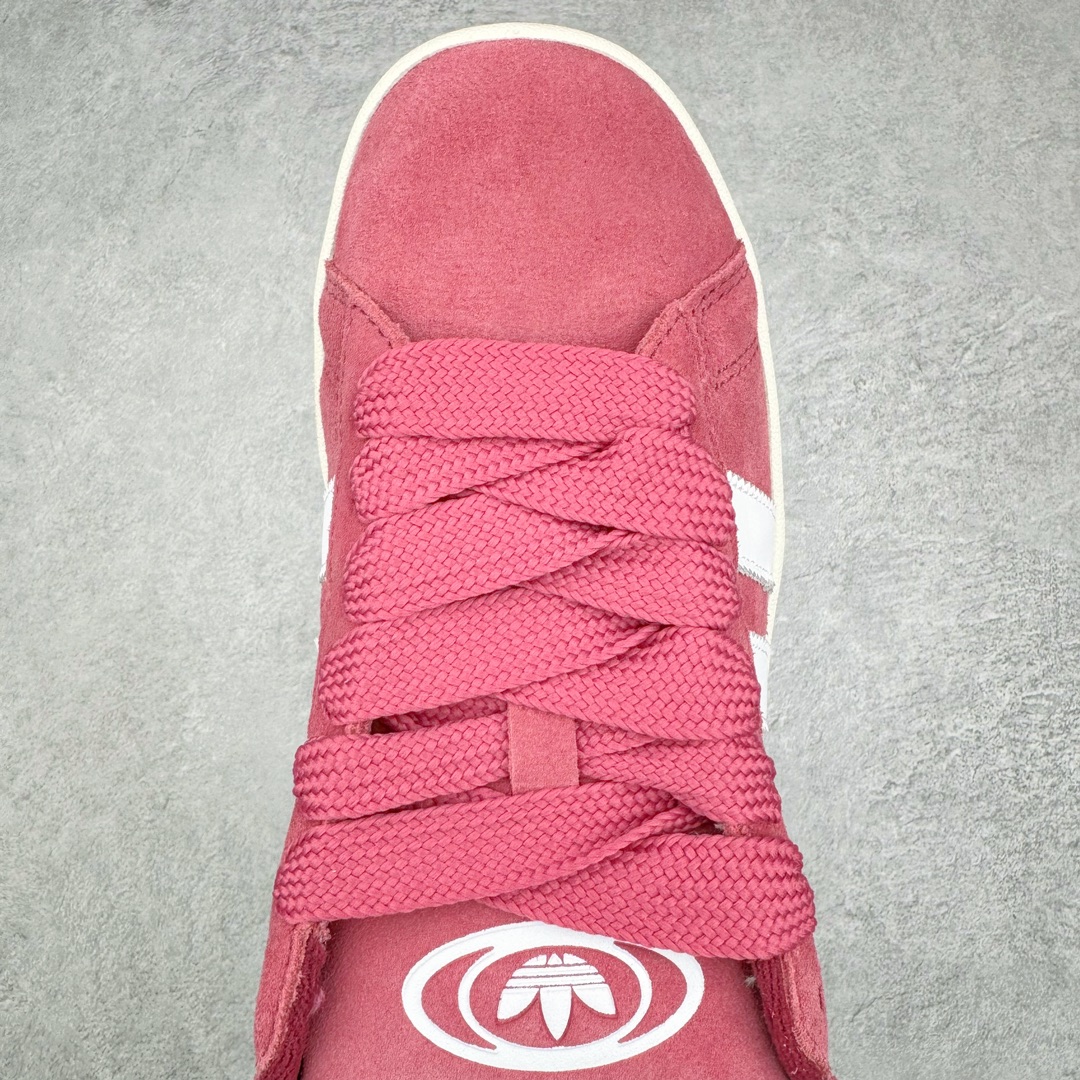 图片[4]-＃C版纯原 AD Originals Campus 00s 学院系列面包风经典复古低帮百搭休闲运动板鞋 HP6286 原鞋开发 正确版型 市面唯一全鞋采用原厂头层SD皮料 正确宽版鞋盒 清洁度完美 诠释最高工艺 这次 Originals 选择了以经典复古鞋型 Campus 为蓝本打造全新面包鞋 这款鞋型联名不断 冠希当年对它更是钟爱有加 论牌面丝毫不输贝壳头、Forum 等大热鞋型 这次 Campus 一改 80 年代的瘦长造型 鞋舌、鞋身、鞋底甚至细节都变大了 营造出千禧年前后流行的面包鞋宽大廓形 因此鞋名改为 Campus 00s 鞋身采用绒面皮料搭配白色常规皮革 质感上还是延续了经典 Campus 的设计 鞋舌填充更加饱满 让鞋款整体看起来更加圆润 搭配上这款浅蓝配色 「蓝胖子」造型真的很可爱 鞋舌还加入了与以往 Campus 不同的全新三叶草 Logo 令造型更具千禧气息 鞋带也采用了加宽的设计 如果你不喜欢 这次还附送了传统鞋带可以替换 鞋底采用了米黄做旧设计 凸显鞋款的复古年代感 除了清新可人的浅蓝配色 还有一款酷灰配色 造型更加硬朗复古 而且相比浅蓝配色更加耐脏 尺码：36 36⅔ 37⅓ 38 38⅔ 39⅓ 40 40⅔ 41⅓ 42 42⅔ 43⅓ 44 44 ⅓ 45-选品中心