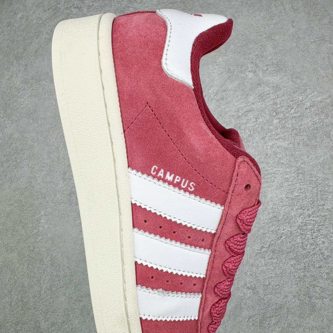图片[6]-＃C版纯原 AD Originals Campus 00s 学院系列面包风经典复古低帮百搭休闲运动板鞋 HP6286 原鞋开发 正确版型 市面唯一全鞋采用原厂头层SD皮料 正确宽版鞋盒 清洁度完美 诠释最高工艺 这次 Originals 选择了以经典复古鞋型 Campus 为蓝本打造全新面包鞋 这款鞋型联名不断 冠希当年对它更是钟爱有加 论牌面丝毫不输贝壳头、Forum 等大热鞋型 这次 Campus 一改 80 年代的瘦长造型 鞋舌、鞋身、鞋底甚至细节都变大了 营造出千禧年前后流行的面包鞋宽大廓形 因此鞋名改为 Campus 00s 鞋身采用绒面皮料搭配白色常规皮革 质感上还是延续了经典 Campus 的设计 鞋舌填充更加饱满 让鞋款整体看起来更加圆润 搭配上这款浅蓝配色 「蓝胖子」造型真的很可爱 鞋舌还加入了与以往 Campus 不同的全新三叶草 Logo 令造型更具千禧气息 鞋带也采用了加宽的设计 如果你不喜欢 这次还附送了传统鞋带可以替换 鞋底采用了米黄做旧设计 凸显鞋款的复古年代感 除了清新可人的浅蓝配色 还有一款酷灰配色 造型更加硬朗复古 而且相比浅蓝配色更加耐脏 尺码：36 36⅔ 37⅓ 38 38⅔ 39⅓ 40 40⅔ 41⅓ 42 42⅔ 43⅓ 44 44 ⅓ 45-选品中心