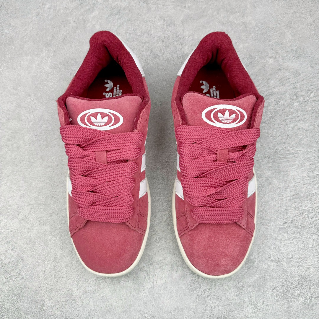 图片[2]-＃C版纯原 AD Originals Campus 00s 学院系列面包风经典复古低帮百搭休闲运动板鞋 HP6286 原鞋开发 正确版型 市面唯一全鞋采用原厂头层SD皮料 正确宽版鞋盒 清洁度完美 诠释最高工艺 这次 Originals 选择了以经典复古鞋型 Campus 为蓝本打造全新面包鞋 这款鞋型联名不断 冠希当年对它更是钟爱有加 论牌面丝毫不输贝壳头、Forum 等大热鞋型 这次 Campus 一改 80 年代的瘦长造型 鞋舌、鞋身、鞋底甚至细节都变大了 营造出千禧年前后流行的面包鞋宽大廓形 因此鞋名改为 Campus 00s 鞋身采用绒面皮料搭配白色常规皮革 质感上还是延续了经典 Campus 的设计 鞋舌填充更加饱满 让鞋款整体看起来更加圆润 搭配上这款浅蓝配色 「蓝胖子」造型真的很可爱 鞋舌还加入了与以往 Campus 不同的全新三叶草 Logo 令造型更具千禧气息 鞋带也采用了加宽的设计 如果你不喜欢 这次还附送了传统鞋带可以替换 鞋底采用了米黄做旧设计 凸显鞋款的复古年代感 除了清新可人的浅蓝配色 还有一款酷灰配色 造型更加硬朗复古 而且相比浅蓝配色更加耐脏 尺码：36 36⅔ 37⅓ 38 38⅔ 39⅓ 40 40⅔ 41⅓ 42 42⅔ 43⅓ 44 44 ⅓ 45-选品中心