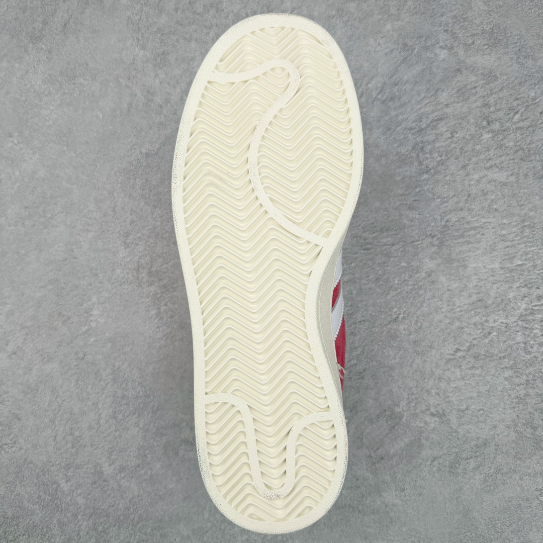 图片[9]-＃C版纯原 AD Originals Campus 00s 学院系列面包风经典复古低帮百搭休闲运动板鞋 HP6286 原鞋开发 正确版型 市面唯一全鞋采用原厂头层SD皮料 正确宽版鞋盒 清洁度完美 诠释最高工艺 这次 Originals 选择了以经典复古鞋型 Campus 为蓝本打造全新面包鞋 这款鞋型联名不断 冠希当年对它更是钟爱有加 论牌面丝毫不输贝壳头、Forum 等大热鞋型 这次 Campus 一改 80 年代的瘦长造型 鞋舌、鞋身、鞋底甚至细节都变大了 营造出千禧年前后流行的面包鞋宽大廓形 因此鞋名改为 Campus 00s 鞋身采用绒面皮料搭配白色常规皮革 质感上还是延续了经典 Campus 的设计 鞋舌填充更加饱满 让鞋款整体看起来更加圆润 搭配上这款浅蓝配色 「蓝胖子」造型真的很可爱 鞋舌还加入了与以往 Campus 不同的全新三叶草 Logo 令造型更具千禧气息 鞋带也采用了加宽的设计 如果你不喜欢 这次还附送了传统鞋带可以替换 鞋底采用了米黄做旧设计 凸显鞋款的复古年代感 除了清新可人的浅蓝配色 还有一款酷灰配色 造型更加硬朗复古 而且相比浅蓝配色更加耐脏 尺码：36 36⅔ 37⅓ 38 38⅔ 39⅓ 40 40⅔ 41⅓ 42 42⅔ 43⅓ 44 44 ⅓ 45-选品中心