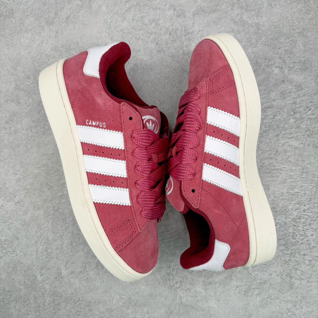 图片[3]-＃C版纯原 AD Originals Campus 00s 学院系列面包风经典复古低帮百搭休闲运动板鞋 HP6286 原鞋开发 正确版型 市面唯一全鞋采用原厂头层SD皮料 正确宽版鞋盒 清洁度完美 诠释最高工艺 这次 Originals 选择了以经典复古鞋型 Campus 为蓝本打造全新面包鞋 这款鞋型联名不断 冠希当年对它更是钟爱有加 论牌面丝毫不输贝壳头、Forum 等大热鞋型 这次 Campus 一改 80 年代的瘦长造型 鞋舌、鞋身、鞋底甚至细节都变大了 营造出千禧年前后流行的面包鞋宽大廓形 因此鞋名改为 Campus 00s 鞋身采用绒面皮料搭配白色常规皮革 质感上还是延续了经典 Campus 的设计 鞋舌填充更加饱满 让鞋款整体看起来更加圆润 搭配上这款浅蓝配色 「蓝胖子」造型真的很可爱 鞋舌还加入了与以往 Campus 不同的全新三叶草 Logo 令造型更具千禧气息 鞋带也采用了加宽的设计 如果你不喜欢 这次还附送了传统鞋带可以替换 鞋底采用了米黄做旧设计 凸显鞋款的复古年代感 除了清新可人的浅蓝配色 还有一款酷灰配色 造型更加硬朗复古 而且相比浅蓝配色更加耐脏 尺码：36 36⅔ 37⅓ 38 38⅔ 39⅓ 40 40⅔ 41⅓ 42 42⅔ 43⅓ 44 44 ⅓ 45-选品中心