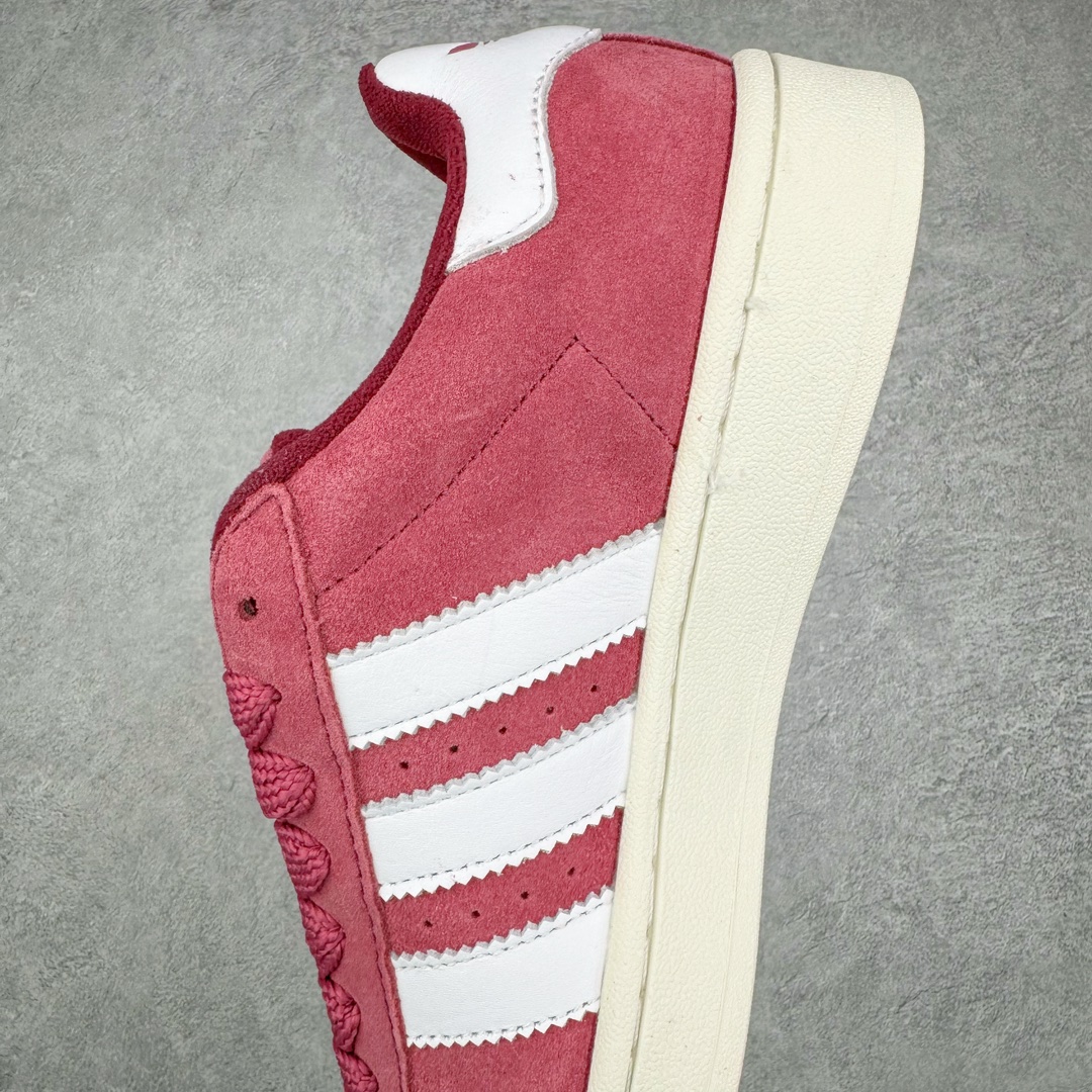 图片[7]-＃C版纯原 AD Originals Campus 00s 学院系列面包风经典复古低帮百搭休闲运动板鞋 HP6286 原鞋开发 正确版型 市面唯一全鞋采用原厂头层SD皮料 正确宽版鞋盒 清洁度完美 诠释最高工艺 这次 Originals 选择了以经典复古鞋型 Campus 为蓝本打造全新面包鞋 这款鞋型联名不断 冠希当年对它更是钟爱有加 论牌面丝毫不输贝壳头、Forum 等大热鞋型 这次 Campus 一改 80 年代的瘦长造型 鞋舌、鞋身、鞋底甚至细节都变大了 营造出千禧年前后流行的面包鞋宽大廓形 因此鞋名改为 Campus 00s 鞋身采用绒面皮料搭配白色常规皮革 质感上还是延续了经典 Campus 的设计 鞋舌填充更加饱满 让鞋款整体看起来更加圆润 搭配上这款浅蓝配色 「蓝胖子」造型真的很可爱 鞋舌还加入了与以往 Campus 不同的全新三叶草 Logo 令造型更具千禧气息 鞋带也采用了加宽的设计 如果你不喜欢 这次还附送了传统鞋带可以替换 鞋底采用了米黄做旧设计 凸显鞋款的复古年代感 除了清新可人的浅蓝配色 还有一款酷灰配色 造型更加硬朗复古 而且相比浅蓝配色更加耐脏 尺码：36 36⅔ 37⅓ 38 38⅔ 39⅓ 40 40⅔ 41⅓ 42 42⅔ 43⅓ 44 44 ⅓ 45-选品中心