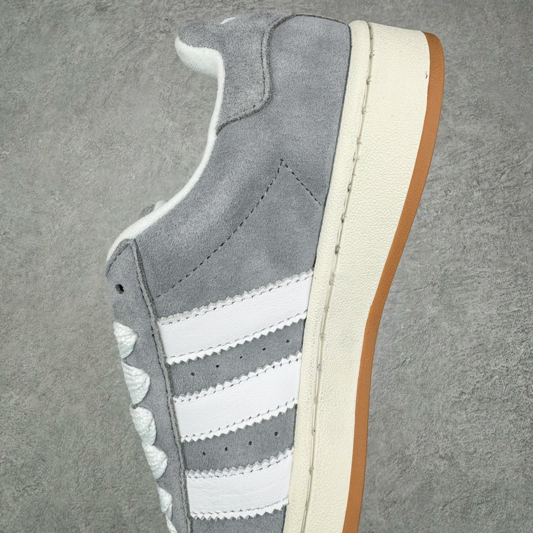 图片[7]-＃C版纯原 AD Originals Campus 00s 学院系列面包风经典复古低帮百搭休闲运动板鞋 HQ8707 原鞋开发 正确版型 市面唯一全鞋采用原厂头层SD皮料 正确宽版鞋盒 清洁度完美 诠释最高工艺 这次 Originals 选择了以经典复古鞋型 Campus 为蓝本打造全新面包鞋 这款鞋型联名不断 冠希当年对它更是钟爱有加 论牌面丝毫不输贝壳头、Forum 等大热鞋型 这次 Campus 一改 80 年代的瘦长造型 鞋舌、鞋身、鞋底甚至细节都变大了 营造出千禧年前后流行的面包鞋宽大廓形 因此鞋名改为 Campus 00s 鞋身采用绒面皮料搭配白色常规皮革 质感上还是延续了经典 Campus 的设计 鞋舌填充更加饱满 让鞋款整体看起来更加圆润 搭配上这款浅蓝配色 「蓝胖子」造型真的很可爱 鞋舌还加入了与以往 Campus 不同的全新三叶草 Logo 令造型更具千禧气息 鞋带也采用了加宽的设计 如果你不喜欢 这次还附送了传统鞋带可以替换 鞋底采用了米黄做旧设计 凸显鞋款的复古年代感 除了清新可人的浅蓝配色 还有一款酷灰配色 造型更加硬朗复古 而且相比浅蓝配色更加耐脏 尺码：36 36⅔ 37⅓ 38 38⅔ 39⅓ 40 40⅔ 41⅓ 42 42⅔ 43⅓ 44 44 ⅓ 45-选品中心