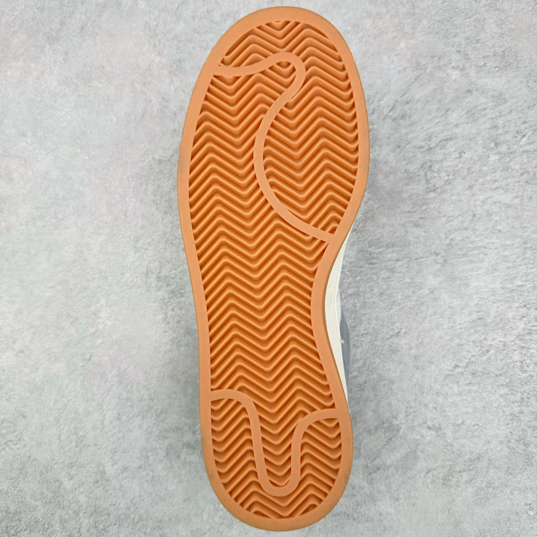 图片[9]-＃C版纯原 AD Originals Campus 00s 学院系列面包风经典复古低帮百搭休闲运动板鞋 HQ8707 原鞋开发 正确版型 市面唯一全鞋采用原厂头层SD皮料 正确宽版鞋盒 清洁度完美 诠释最高工艺 这次 Originals 选择了以经典复古鞋型 Campus 为蓝本打造全新面包鞋 这款鞋型联名不断 冠希当年对它更是钟爱有加 论牌面丝毫不输贝壳头、Forum 等大热鞋型 这次 Campus 一改 80 年代的瘦长造型 鞋舌、鞋身、鞋底甚至细节都变大了 营造出千禧年前后流行的面包鞋宽大廓形 因此鞋名改为 Campus 00s 鞋身采用绒面皮料搭配白色常规皮革 质感上还是延续了经典 Campus 的设计 鞋舌填充更加饱满 让鞋款整体看起来更加圆润 搭配上这款浅蓝配色 「蓝胖子」造型真的很可爱 鞋舌还加入了与以往 Campus 不同的全新三叶草 Logo 令造型更具千禧气息 鞋带也采用了加宽的设计 如果你不喜欢 这次还附送了传统鞋带可以替换 鞋底采用了米黄做旧设计 凸显鞋款的复古年代感 除了清新可人的浅蓝配色 还有一款酷灰配色 造型更加硬朗复古 而且相比浅蓝配色更加耐脏 尺码：36 36⅔ 37⅓ 38 38⅔ 39⅓ 40 40⅔ 41⅓ 42 42⅔ 43⅓ 44 44 ⅓ 45-选品中心