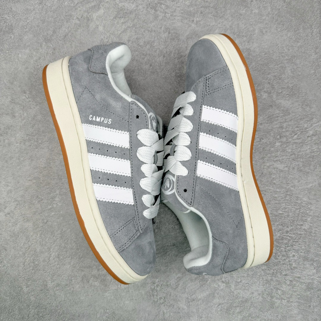 图片[3]-＃C版纯原 AD Originals Campus 00s 学院系列面包风经典复古低帮百搭休闲运动板鞋 HQ8707 原鞋开发 正确版型 市面唯一全鞋采用原厂头层SD皮料 正确宽版鞋盒 清洁度完美 诠释最高工艺 这次 Originals 选择了以经典复古鞋型 Campus 为蓝本打造全新面包鞋 这款鞋型联名不断 冠希当年对它更是钟爱有加 论牌面丝毫不输贝壳头、Forum 等大热鞋型 这次 Campus 一改 80 年代的瘦长造型 鞋舌、鞋身、鞋底甚至细节都变大了 营造出千禧年前后流行的面包鞋宽大廓形 因此鞋名改为 Campus 00s 鞋身采用绒面皮料搭配白色常规皮革 质感上还是延续了经典 Campus 的设计 鞋舌填充更加饱满 让鞋款整体看起来更加圆润 搭配上这款浅蓝配色 「蓝胖子」造型真的很可爱 鞋舌还加入了与以往 Campus 不同的全新三叶草 Logo 令造型更具千禧气息 鞋带也采用了加宽的设计 如果你不喜欢 这次还附送了传统鞋带可以替换 鞋底采用了米黄做旧设计 凸显鞋款的复古年代感 除了清新可人的浅蓝配色 还有一款酷灰配色 造型更加硬朗复古 而且相比浅蓝配色更加耐脏 尺码：36 36⅔ 37⅓ 38 38⅔ 39⅓ 40 40⅔ 41⅓ 42 42⅔ 43⅓ 44 44 ⅓ 45-选品中心