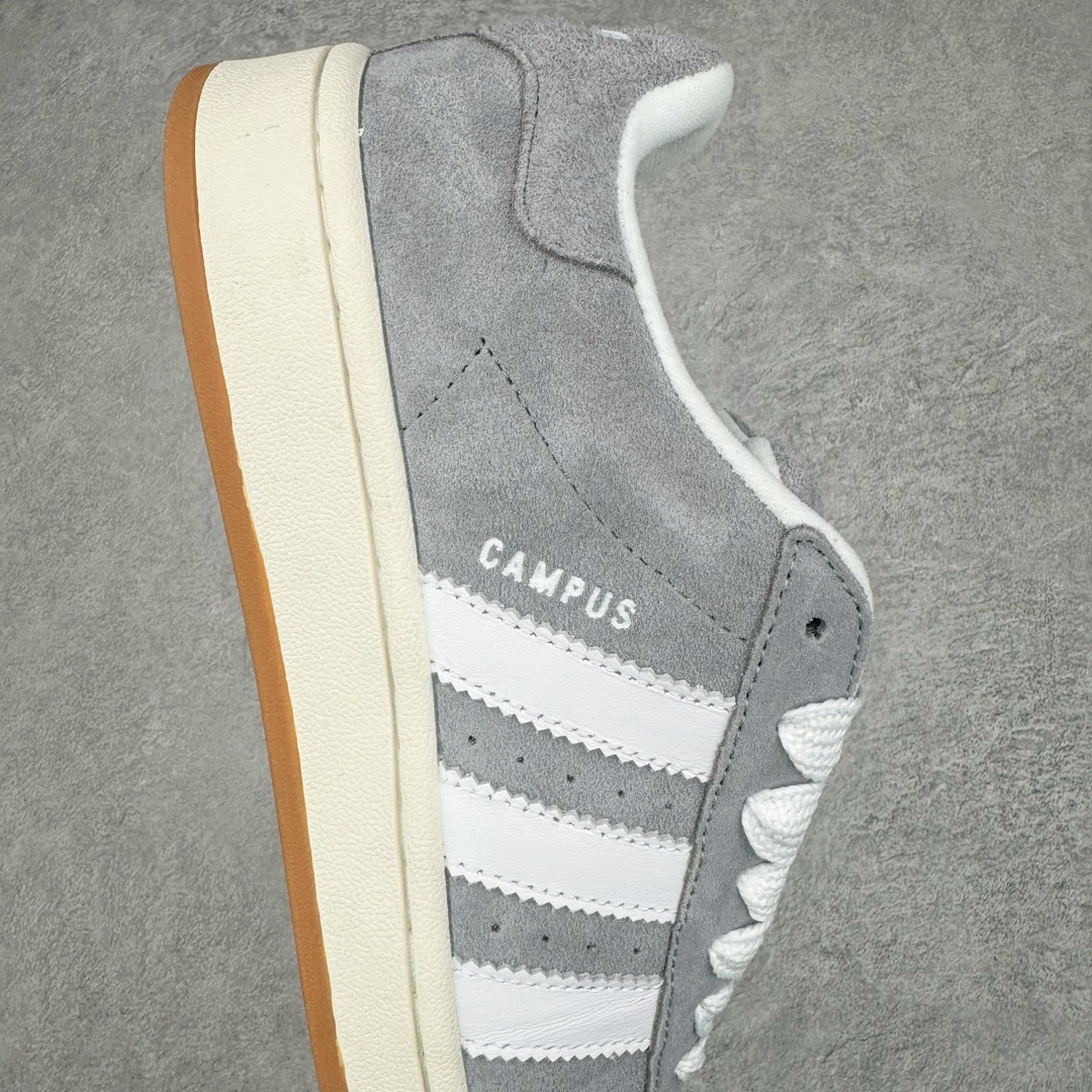 图片[6]-＃C版纯原 AD Originals Campus 00s 学院系列面包风经典复古低帮百搭休闲运动板鞋 HQ8707 原鞋开发 正确版型 市面唯一全鞋采用原厂头层SD皮料 正确宽版鞋盒 清洁度完美 诠释最高工艺 这次 Originals 选择了以经典复古鞋型 Campus 为蓝本打造全新面包鞋 这款鞋型联名不断 冠希当年对它更是钟爱有加 论牌面丝毫不输贝壳头、Forum 等大热鞋型 这次 Campus 一改 80 年代的瘦长造型 鞋舌、鞋身、鞋底甚至细节都变大了 营造出千禧年前后流行的面包鞋宽大廓形 因此鞋名改为 Campus 00s 鞋身采用绒面皮料搭配白色常规皮革 质感上还是延续了经典 Campus 的设计 鞋舌填充更加饱满 让鞋款整体看起来更加圆润 搭配上这款浅蓝配色 「蓝胖子」造型真的很可爱 鞋舌还加入了与以往 Campus 不同的全新三叶草 Logo 令造型更具千禧气息 鞋带也采用了加宽的设计 如果你不喜欢 这次还附送了传统鞋带可以替换 鞋底采用了米黄做旧设计 凸显鞋款的复古年代感 除了清新可人的浅蓝配色 还有一款酷灰配色 造型更加硬朗复古 而且相比浅蓝配色更加耐脏 尺码：36 36⅔ 37⅓ 38 38⅔ 39⅓ 40 40⅔ 41⅓ 42 42⅔ 43⅓ 44 44 ⅓ 45-选品中心