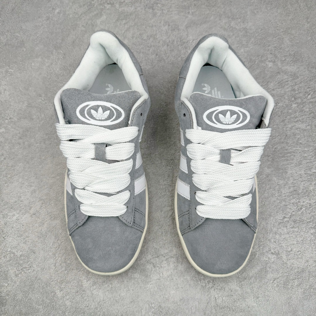 图片[2]-＃C版纯原 AD Originals Campus 00s 学院系列面包风经典复古低帮百搭休闲运动板鞋 HQ8707 原鞋开发 正确版型 市面唯一全鞋采用原厂头层SD皮料 正确宽版鞋盒 清洁度完美 诠释最高工艺 这次 Originals 选择了以经典复古鞋型 Campus 为蓝本打造全新面包鞋 这款鞋型联名不断 冠希当年对它更是钟爱有加 论牌面丝毫不输贝壳头、Forum 等大热鞋型 这次 Campus 一改 80 年代的瘦长造型 鞋舌、鞋身、鞋底甚至细节都变大了 营造出千禧年前后流行的面包鞋宽大廓形 因此鞋名改为 Campus 00s 鞋身采用绒面皮料搭配白色常规皮革 质感上还是延续了经典 Campus 的设计 鞋舌填充更加饱满 让鞋款整体看起来更加圆润 搭配上这款浅蓝配色 「蓝胖子」造型真的很可爱 鞋舌还加入了与以往 Campus 不同的全新三叶草 Logo 令造型更具千禧气息 鞋带也采用了加宽的设计 如果你不喜欢 这次还附送了传统鞋带可以替换 鞋底采用了米黄做旧设计 凸显鞋款的复古年代感 除了清新可人的浅蓝配色 还有一款酷灰配色 造型更加硬朗复古 而且相比浅蓝配色更加耐脏 尺码：36 36⅔ 37⅓ 38 38⅔ 39⅓ 40 40⅔ 41⅓ 42 42⅔ 43⅓ 44 44 ⅓ 45-选品中心