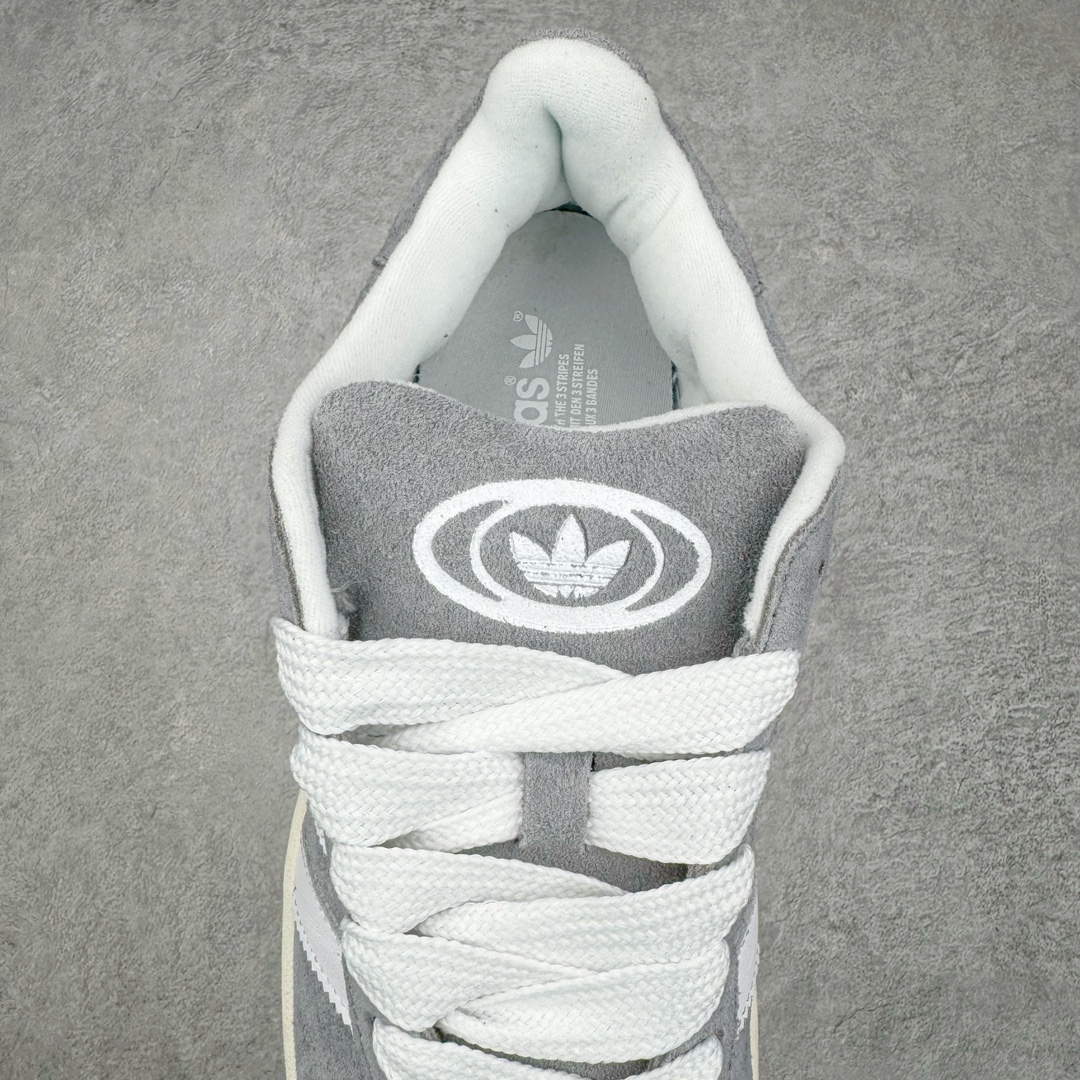 图片[5]-＃C版纯原 AD Originals Campus 00s 学院系列面包风经典复古低帮百搭休闲运动板鞋 HQ8707 原鞋开发 正确版型 市面唯一全鞋采用原厂头层SD皮料 正确宽版鞋盒 清洁度完美 诠释最高工艺 这次 Originals 选择了以经典复古鞋型 Campus 为蓝本打造全新面包鞋 这款鞋型联名不断 冠希当年对它更是钟爱有加 论牌面丝毫不输贝壳头、Forum 等大热鞋型 这次 Campus 一改 80 年代的瘦长造型 鞋舌、鞋身、鞋底甚至细节都变大了 营造出千禧年前后流行的面包鞋宽大廓形 因此鞋名改为 Campus 00s 鞋身采用绒面皮料搭配白色常规皮革 质感上还是延续了经典 Campus 的设计 鞋舌填充更加饱满 让鞋款整体看起来更加圆润 搭配上这款浅蓝配色 「蓝胖子」造型真的很可爱 鞋舌还加入了与以往 Campus 不同的全新三叶草 Logo 令造型更具千禧气息 鞋带也采用了加宽的设计 如果你不喜欢 这次还附送了传统鞋带可以替换 鞋底采用了米黄做旧设计 凸显鞋款的复古年代感 除了清新可人的浅蓝配色 还有一款酷灰配色 造型更加硬朗复古 而且相比浅蓝配色更加耐脏 尺码：36 36⅔ 37⅓ 38 38⅔ 39⅓ 40 40⅔ 41⅓ 42 42⅔ 43⅓ 44 44 ⅓ 45-选品中心