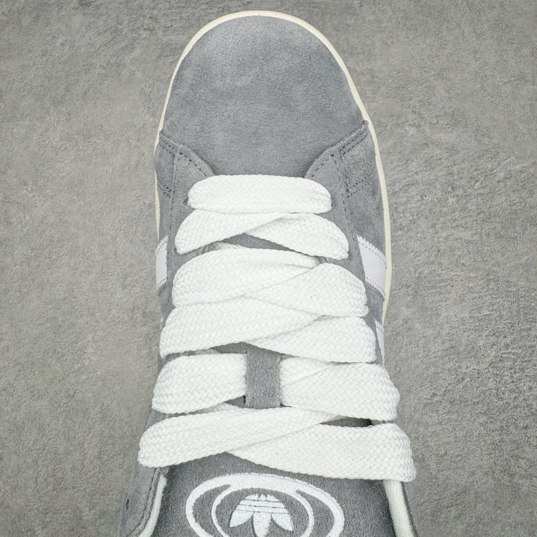 图片[4]-＃C版纯原 AD Originals Campus 00s 学院系列面包风经典复古低帮百搭休闲运动板鞋 HQ8707 原鞋开发 正确版型 市面唯一全鞋采用原厂头层SD皮料 正确宽版鞋盒 清洁度完美 诠释最高工艺 这次 Originals 选择了以经典复古鞋型 Campus 为蓝本打造全新面包鞋 这款鞋型联名不断 冠希当年对它更是钟爱有加 论牌面丝毫不输贝壳头、Forum 等大热鞋型 这次 Campus 一改 80 年代的瘦长造型 鞋舌、鞋身、鞋底甚至细节都变大了 营造出千禧年前后流行的面包鞋宽大廓形 因此鞋名改为 Campus 00s 鞋身采用绒面皮料搭配白色常规皮革 质感上还是延续了经典 Campus 的设计 鞋舌填充更加饱满 让鞋款整体看起来更加圆润 搭配上这款浅蓝配色 「蓝胖子」造型真的很可爱 鞋舌还加入了与以往 Campus 不同的全新三叶草 Logo 令造型更具千禧气息 鞋带也采用了加宽的设计 如果你不喜欢 这次还附送了传统鞋带可以替换 鞋底采用了米黄做旧设计 凸显鞋款的复古年代感 除了清新可人的浅蓝配色 还有一款酷灰配色 造型更加硬朗复古 而且相比浅蓝配色更加耐脏 尺码：36 36⅔ 37⅓ 38 38⅔ 39⅓ 40 40⅔ 41⅓ 42 42⅔ 43⅓ 44 44 ⅓ 45-选品中心