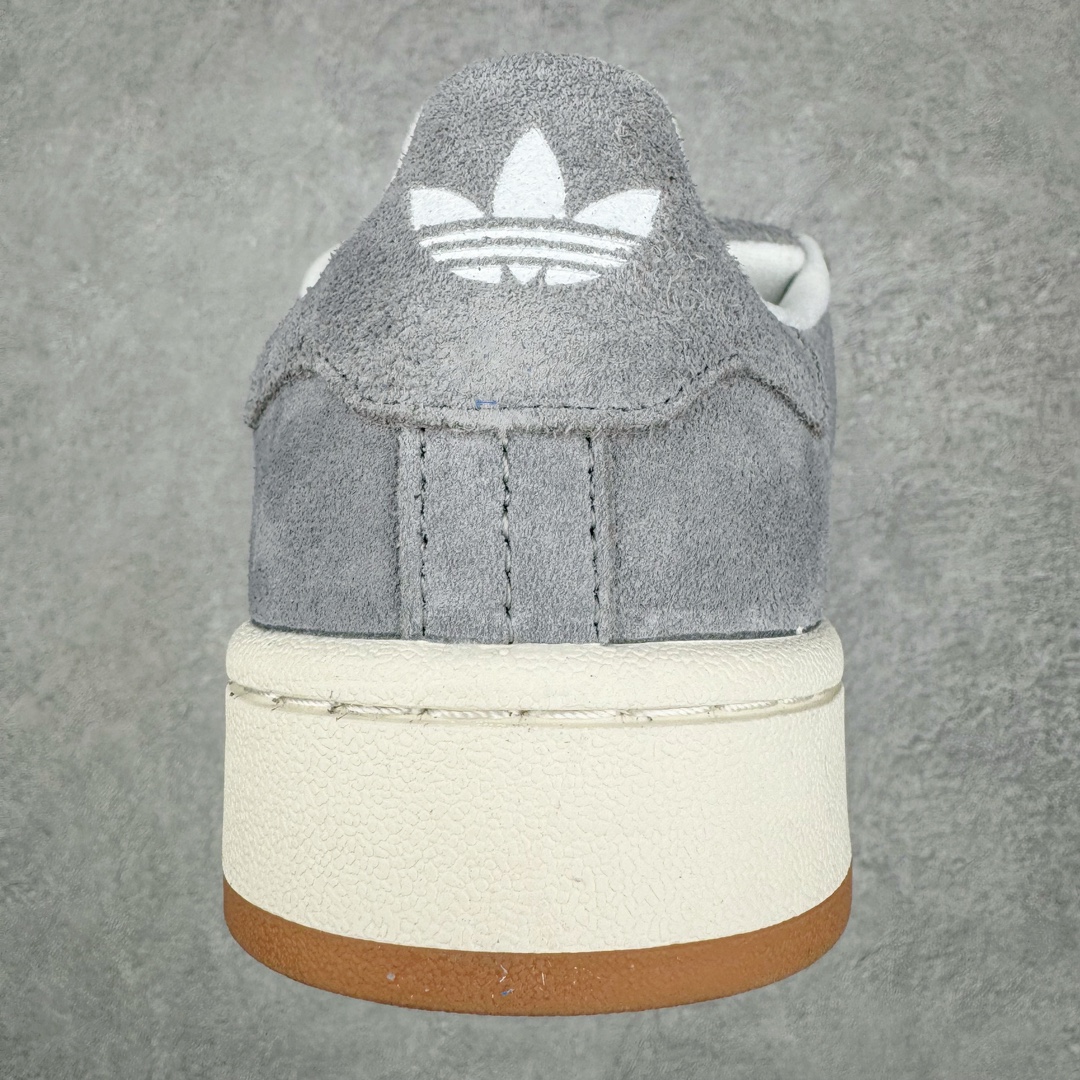 图片[8]-＃C版纯原 AD Originals Campus 00s 学院系列面包风经典复古低帮百搭休闲运动板鞋 HQ8707 原鞋开发 正确版型 市面唯一全鞋采用原厂头层SD皮料 正确宽版鞋盒 清洁度完美 诠释最高工艺 这次 Originals 选择了以经典复古鞋型 Campus 为蓝本打造全新面包鞋 这款鞋型联名不断 冠希当年对它更是钟爱有加 论牌面丝毫不输贝壳头、Forum 等大热鞋型 这次 Campus 一改 80 年代的瘦长造型 鞋舌、鞋身、鞋底甚至细节都变大了 营造出千禧年前后流行的面包鞋宽大廓形 因此鞋名改为 Campus 00s 鞋身采用绒面皮料搭配白色常规皮革 质感上还是延续了经典 Campus 的设计 鞋舌填充更加饱满 让鞋款整体看起来更加圆润 搭配上这款浅蓝配色 「蓝胖子」造型真的很可爱 鞋舌还加入了与以往 Campus 不同的全新三叶草 Logo 令造型更具千禧气息 鞋带也采用了加宽的设计 如果你不喜欢 这次还附送了传统鞋带可以替换 鞋底采用了米黄做旧设计 凸显鞋款的复古年代感 除了清新可人的浅蓝配色 还有一款酷灰配色 造型更加硬朗复古 而且相比浅蓝配色更加耐脏 尺码：36 36⅔ 37⅓ 38 38⅔ 39⅓ 40 40⅔ 41⅓ 42 42⅔ 43⅓ 44 44 ⅓ 45-选品中心