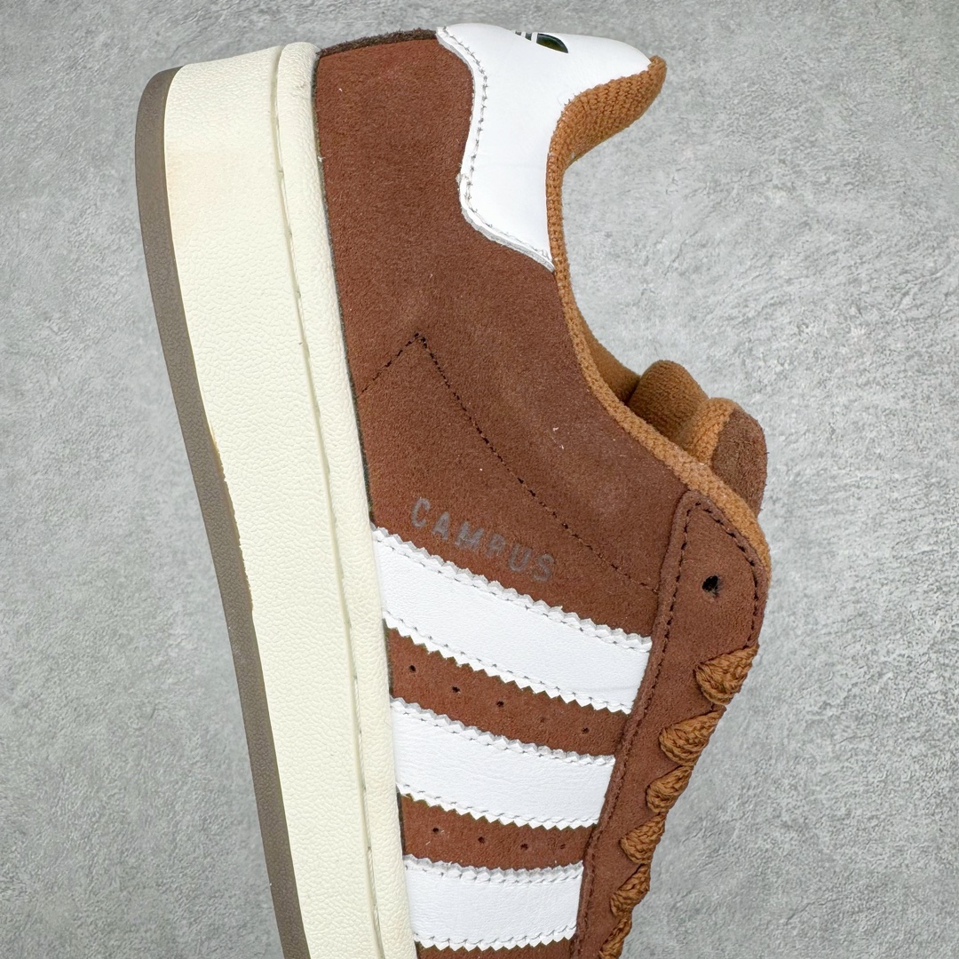 图片[6]-＃C版纯原 AD Originals Campus 00s 学院系列面包风经典复古低帮百搭休闲运动板鞋 GY6433 原鞋开发 正确版型 市面唯一全鞋采用原厂头层SD皮料 正确宽版鞋盒 清洁度完美 诠释最高工艺 这次 Originals 选择了以经典复古鞋型 Campus 为蓝本打造全新面包鞋 这款鞋型联名不断 冠希当年对它更是钟爱有加 论牌面丝毫不输贝壳头、Forum 等大热鞋型 这次 Campus 一改 80 年代的瘦长造型 鞋舌、鞋身、鞋底甚至细节都变大了 营造出千禧年前后流行的面包鞋宽大廓形 因此鞋名改为 Campus 00s 鞋身采用绒面皮料搭配白色常规皮革 质感上还是延续了经典 Campus 的设计 鞋舌填充更加饱满 让鞋款整体看起来更加圆润 搭配上这款浅蓝配色 「蓝胖子」造型真的很可爱 鞋舌还加入了与以往 Campus 不同的全新三叶草 Logo 令造型更具千禧气息 鞋带也采用了加宽的设计 如果你不喜欢 这次还附送了传统鞋带可以替换 鞋底采用了米黄做旧设计 凸显鞋款的复古年代感 除了清新可人的浅蓝配色 还有一款酷灰配色 造型更加硬朗复古 而且相比浅蓝配色更加耐脏 尺码：36 36⅔ 37⅓ 38 38⅔ 39⅓ 40 40⅔ 41⅓ 42 42⅔ 43⅓ 44 44 ⅓ 45-选品中心
