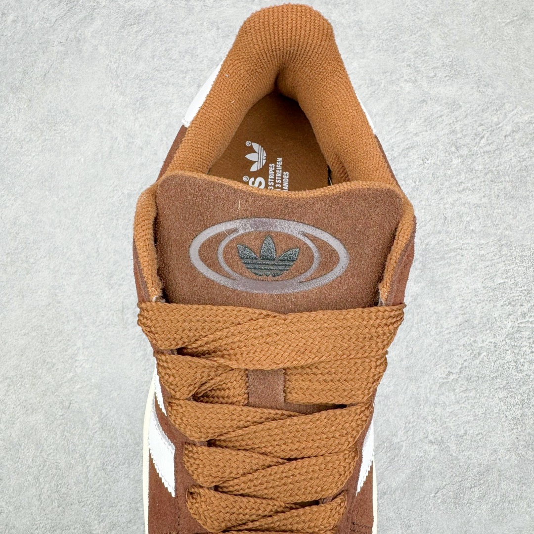 图片[5]-＃C版纯原 AD Originals Campus 00s 学院系列面包风经典复古低帮百搭休闲运动板鞋 GY6433 原鞋开发 正确版型 市面唯一全鞋采用原厂头层SD皮料 正确宽版鞋盒 清洁度完美 诠释最高工艺 这次 Originals 选择了以经典复古鞋型 Campus 为蓝本打造全新面包鞋 这款鞋型联名不断 冠希当年对它更是钟爱有加 论牌面丝毫不输贝壳头、Forum 等大热鞋型 这次 Campus 一改 80 年代的瘦长造型 鞋舌、鞋身、鞋底甚至细节都变大了 营造出千禧年前后流行的面包鞋宽大廓形 因此鞋名改为 Campus 00s 鞋身采用绒面皮料搭配白色常规皮革 质感上还是延续了经典 Campus 的设计 鞋舌填充更加饱满 让鞋款整体看起来更加圆润 搭配上这款浅蓝配色 「蓝胖子」造型真的很可爱 鞋舌还加入了与以往 Campus 不同的全新三叶草 Logo 令造型更具千禧气息 鞋带也采用了加宽的设计 如果你不喜欢 这次还附送了传统鞋带可以替换 鞋底采用了米黄做旧设计 凸显鞋款的复古年代感 除了清新可人的浅蓝配色 还有一款酷灰配色 造型更加硬朗复古 而且相比浅蓝配色更加耐脏 尺码：36 36⅔ 37⅓ 38 38⅔ 39⅓ 40 40⅔ 41⅓ 42 42⅔ 43⅓ 44 44 ⅓ 45-选品中心