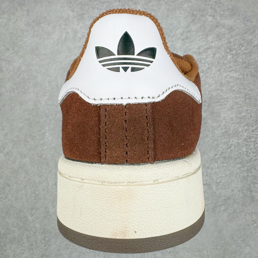 图片[8]-＃C版纯原 AD Originals Campus 00s 学院系列面包风经典复古低帮百搭休闲运动板鞋 GY6433 原鞋开发 正确版型 市面唯一全鞋采用原厂头层SD皮料 正确宽版鞋盒 清洁度完美 诠释最高工艺 这次 Originals 选择了以经典复古鞋型 Campus 为蓝本打造全新面包鞋 这款鞋型联名不断 冠希当年对它更是钟爱有加 论牌面丝毫不输贝壳头、Forum 等大热鞋型 这次 Campus 一改 80 年代的瘦长造型 鞋舌、鞋身、鞋底甚至细节都变大了 营造出千禧年前后流行的面包鞋宽大廓形 因此鞋名改为 Campus 00s 鞋身采用绒面皮料搭配白色常规皮革 质感上还是延续了经典 Campus 的设计 鞋舌填充更加饱满 让鞋款整体看起来更加圆润 搭配上这款浅蓝配色 「蓝胖子」造型真的很可爱 鞋舌还加入了与以往 Campus 不同的全新三叶草 Logo 令造型更具千禧气息 鞋带也采用了加宽的设计 如果你不喜欢 这次还附送了传统鞋带可以替换 鞋底采用了米黄做旧设计 凸显鞋款的复古年代感 除了清新可人的浅蓝配色 还有一款酷灰配色 造型更加硬朗复古 而且相比浅蓝配色更加耐脏 尺码：36 36⅔ 37⅓ 38 38⅔ 39⅓ 40 40⅔ 41⅓ 42 42⅔ 43⅓ 44 44 ⅓ 45-选品中心