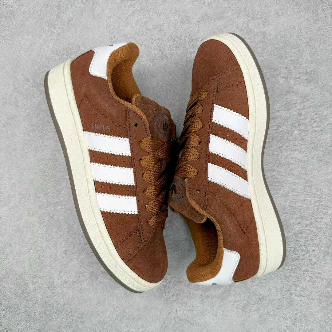 图片[3]-＃C版纯原 AD Originals Campus 00s 学院系列面包风经典复古低帮百搭休闲运动板鞋 GY6433 原鞋开发 正确版型 市面唯一全鞋采用原厂头层SD皮料 正确宽版鞋盒 清洁度完美 诠释最高工艺 这次 Originals 选择了以经典复古鞋型 Campus 为蓝本打造全新面包鞋 这款鞋型联名不断 冠希当年对它更是钟爱有加 论牌面丝毫不输贝壳头、Forum 等大热鞋型 这次 Campus 一改 80 年代的瘦长造型 鞋舌、鞋身、鞋底甚至细节都变大了 营造出千禧年前后流行的面包鞋宽大廓形 因此鞋名改为 Campus 00s 鞋身采用绒面皮料搭配白色常规皮革 质感上还是延续了经典 Campus 的设计 鞋舌填充更加饱满 让鞋款整体看起来更加圆润 搭配上这款浅蓝配色 「蓝胖子」造型真的很可爱 鞋舌还加入了与以往 Campus 不同的全新三叶草 Logo 令造型更具千禧气息 鞋带也采用了加宽的设计 如果你不喜欢 这次还附送了传统鞋带可以替换 鞋底采用了米黄做旧设计 凸显鞋款的复古年代感 除了清新可人的浅蓝配色 还有一款酷灰配色 造型更加硬朗复古 而且相比浅蓝配色更加耐脏 尺码：36 36⅔ 37⅓ 38 38⅔ 39⅓ 40 40⅔ 41⅓ 42 42⅔ 43⅓ 44 44 ⅓ 45-选品中心