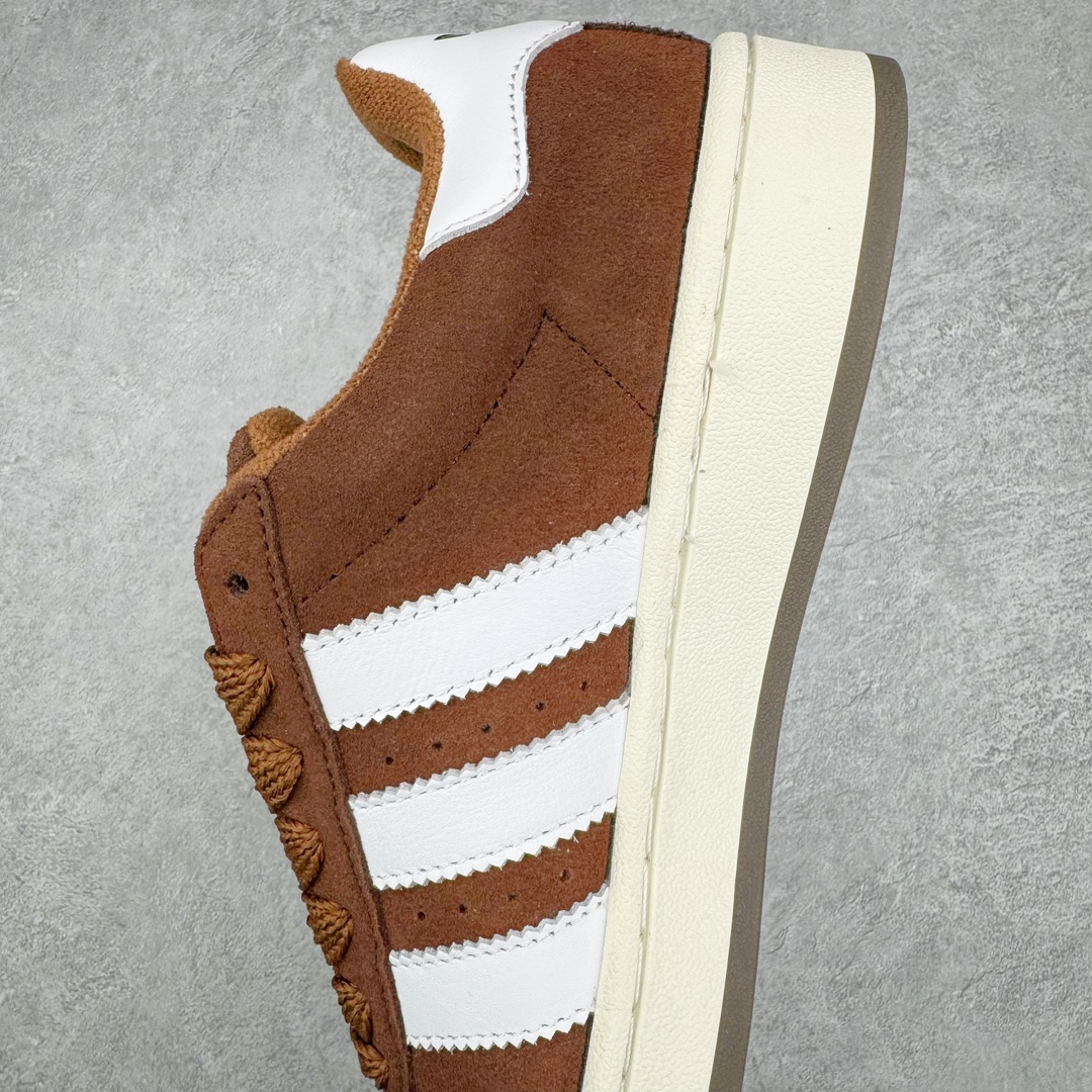 图片[7]-＃C版纯原 AD Originals Campus 00s 学院系列面包风经典复古低帮百搭休闲运动板鞋 GY6433 原鞋开发 正确版型 市面唯一全鞋采用原厂头层SD皮料 正确宽版鞋盒 清洁度完美 诠释最高工艺 这次 Originals 选择了以经典复古鞋型 Campus 为蓝本打造全新面包鞋 这款鞋型联名不断 冠希当年对它更是钟爱有加 论牌面丝毫不输贝壳头、Forum 等大热鞋型 这次 Campus 一改 80 年代的瘦长造型 鞋舌、鞋身、鞋底甚至细节都变大了 营造出千禧年前后流行的面包鞋宽大廓形 因此鞋名改为 Campus 00s 鞋身采用绒面皮料搭配白色常规皮革 质感上还是延续了经典 Campus 的设计 鞋舌填充更加饱满 让鞋款整体看起来更加圆润 搭配上这款浅蓝配色 「蓝胖子」造型真的很可爱 鞋舌还加入了与以往 Campus 不同的全新三叶草 Logo 令造型更具千禧气息 鞋带也采用了加宽的设计 如果你不喜欢 这次还附送了传统鞋带可以替换 鞋底采用了米黄做旧设计 凸显鞋款的复古年代感 除了清新可人的浅蓝配色 还有一款酷灰配色 造型更加硬朗复古 而且相比浅蓝配色更加耐脏 尺码：36 36⅔ 37⅓ 38 38⅔ 39⅓ 40 40⅔ 41⅓ 42 42⅔ 43⅓ 44 44 ⅓ 45-选品中心