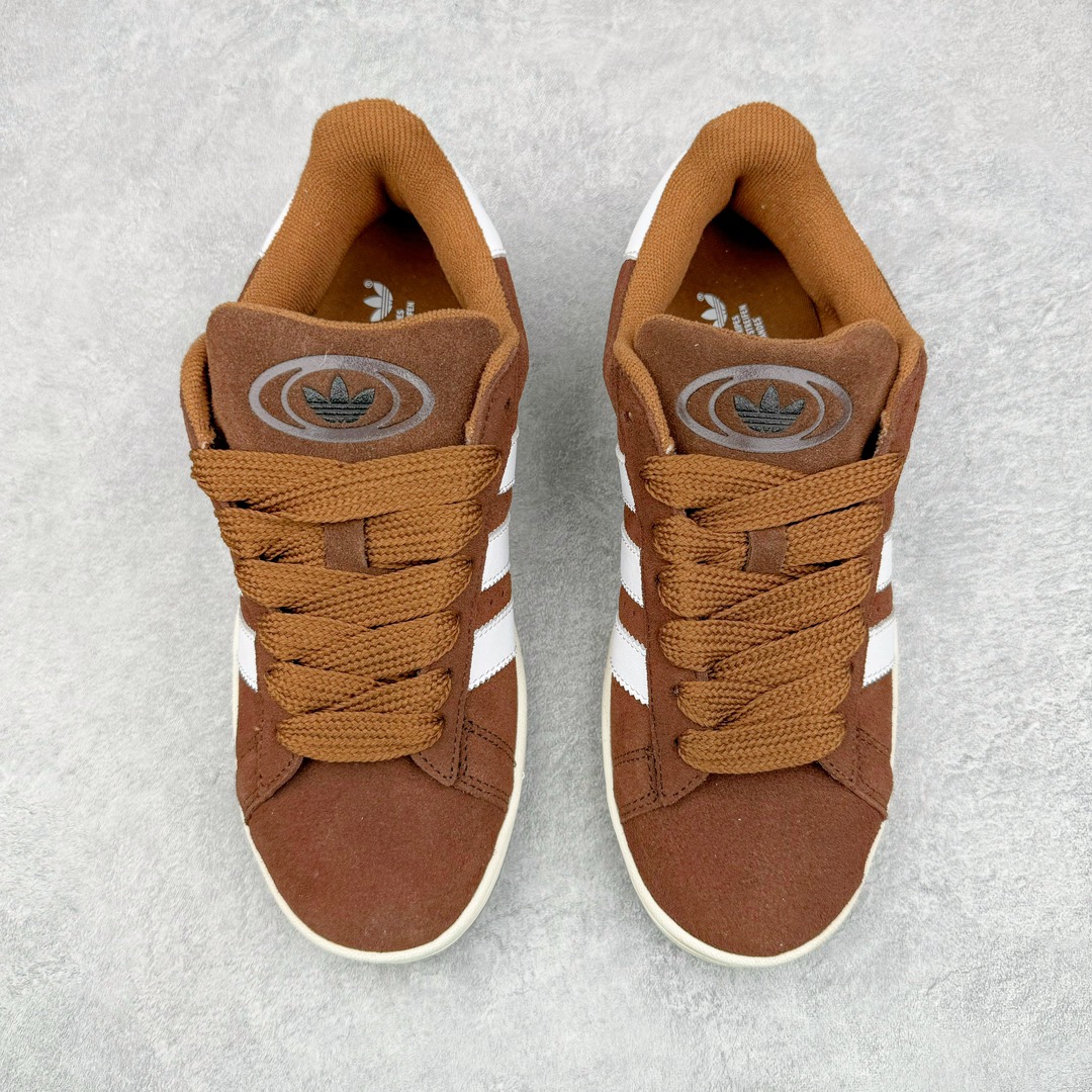 图片[2]-＃C版纯原 AD Originals Campus 00s 学院系列面包风经典复古低帮百搭休闲运动板鞋 GY6433 原鞋开发 正确版型 市面唯一全鞋采用原厂头层SD皮料 正确宽版鞋盒 清洁度完美 诠释最高工艺 这次 Originals 选择了以经典复古鞋型 Campus 为蓝本打造全新面包鞋 这款鞋型联名不断 冠希当年对它更是钟爱有加 论牌面丝毫不输贝壳头、Forum 等大热鞋型 这次 Campus 一改 80 年代的瘦长造型 鞋舌、鞋身、鞋底甚至细节都变大了 营造出千禧年前后流行的面包鞋宽大廓形 因此鞋名改为 Campus 00s 鞋身采用绒面皮料搭配白色常规皮革 质感上还是延续了经典 Campus 的设计 鞋舌填充更加饱满 让鞋款整体看起来更加圆润 搭配上这款浅蓝配色 「蓝胖子」造型真的很可爱 鞋舌还加入了与以往 Campus 不同的全新三叶草 Logo 令造型更具千禧气息 鞋带也采用了加宽的设计 如果你不喜欢 这次还附送了传统鞋带可以替换 鞋底采用了米黄做旧设计 凸显鞋款的复古年代感 除了清新可人的浅蓝配色 还有一款酷灰配色 造型更加硬朗复古 而且相比浅蓝配色更加耐脏 尺码：36 36⅔ 37⅓ 38 38⅔ 39⅓ 40 40⅔ 41⅓ 42 42⅔ 43⅓ 44 44 ⅓ 45-选品中心