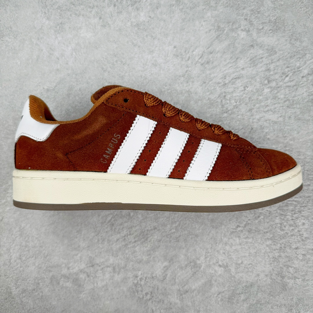 ＃C版纯原 AD Originals Campus 00s 学院系列面包风经典复古低帮百搭休闲运动板鞋 GY6433 原鞋开发 正确版型 市面唯一全鞋采用原厂头层SD皮料 正确宽版鞋盒 清洁度完美 诠释最高工艺 这次 Originals 选择了以经典复古鞋型 Campus 为蓝本打造全新面包鞋 这款鞋型联名不断 冠希当年对它更是钟爱有加 论牌面丝毫不输贝壳头、Forum 等大热鞋型 这次 Campus 一改 80 年代的瘦长造型 鞋舌、鞋身、鞋底甚至细节都变大了 营造出千禧年前后流行的面包鞋宽大廓形 因此鞋名改为 Campus 00s 鞋身采用绒面皮料搭配白色常规皮革 质感上还是延续了经典 Campus 的设计 鞋舌填充更加饱满 让鞋款整体看起来更加圆润 搭配上这款浅蓝配色 「蓝胖子」造型真的很可爱 鞋舌还加入了与以往 Campus 不同的全新三叶草 Logo 令造型更具千禧气息 鞋带也采用了加宽的设计 如果你不喜欢 这次还附送了传统鞋带可以替换 鞋底采用了米黄做旧设计 凸显鞋款的复古年代感 除了清新可人的浅蓝配色 还有一款酷灰配色 造型更加硬朗复古 而且相比浅蓝配色更加耐脏 尺码：36 36⅔ 37⅓ 38 38⅔ 39⅓ 40 40⅔ 41⅓ 42 42⅔ 43⅓ 44 44 ⅓ 45-选品中心