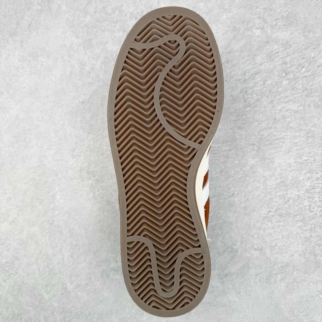 图片[9]-＃C版纯原 AD Originals Campus 00s 学院系列面包风经典复古低帮百搭休闲运动板鞋 GY6433 原鞋开发 正确版型 市面唯一全鞋采用原厂头层SD皮料 正确宽版鞋盒 清洁度完美 诠释最高工艺 这次 Originals 选择了以经典复古鞋型 Campus 为蓝本打造全新面包鞋 这款鞋型联名不断 冠希当年对它更是钟爱有加 论牌面丝毫不输贝壳头、Forum 等大热鞋型 这次 Campus 一改 80 年代的瘦长造型 鞋舌、鞋身、鞋底甚至细节都变大了 营造出千禧年前后流行的面包鞋宽大廓形 因此鞋名改为 Campus 00s 鞋身采用绒面皮料搭配白色常规皮革 质感上还是延续了经典 Campus 的设计 鞋舌填充更加饱满 让鞋款整体看起来更加圆润 搭配上这款浅蓝配色 「蓝胖子」造型真的很可爱 鞋舌还加入了与以往 Campus 不同的全新三叶草 Logo 令造型更具千禧气息 鞋带也采用了加宽的设计 如果你不喜欢 这次还附送了传统鞋带可以替换 鞋底采用了米黄做旧设计 凸显鞋款的复古年代感 除了清新可人的浅蓝配色 还有一款酷灰配色 造型更加硬朗复古 而且相比浅蓝配色更加耐脏 尺码：36 36⅔ 37⅓ 38 38⅔ 39⅓ 40 40⅔ 41⅓ 42 42⅔ 43⅓ 44 44 ⅓ 45-选品中心