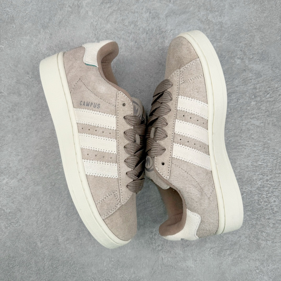 图片[3]-＃C版纯原 AD Originals Campus 00s 学院系列面包风经典复古低帮百搭休闲运动板鞋 IG5995 原鞋开发 正确版型 市面唯一全鞋采用原厂头层SD皮料 正确宽版鞋盒 清洁度完美 诠释最高工艺 这次 Originals 选择了以经典复古鞋型 Campus 为蓝本打造全新面包鞋 这款鞋型联名不断 冠希当年对它更是钟爱有加 论牌面丝毫不输贝壳头、Forum 等大热鞋型 这次 Campus 一改 80 年代的瘦长造型 鞋舌、鞋身、鞋底甚至细节都变大了 营造出千禧年前后流行的面包鞋宽大廓形 因此鞋名改为 Campus 00s 鞋身采用绒面皮料搭配白色常规皮革 质感上还是延续了经典 Campus 的设计 鞋舌填充更加饱满 让鞋款整体看起来更加圆润 搭配上这款浅蓝配色 「蓝胖子」造型真的很可爱 鞋舌还加入了与以往 Campus 不同的全新三叶草 Logo 令造型更具千禧气息 鞋带也采用了加宽的设计 如果你不喜欢 这次还附送了传统鞋带可以替换 鞋底采用了米黄做旧设计 凸显鞋款的复古年代感 除了清新可人的浅蓝配色 还有一款酷灰配色 造型更加硬朗复古 而且相比浅蓝配色更加耐脏 尺码：36 36⅔ 37⅓ 38 38⅔ 39⅓ 40 40⅔ 41⅓ 42 42⅔ 43⅓ 44 44 ⅓ 45-选品中心