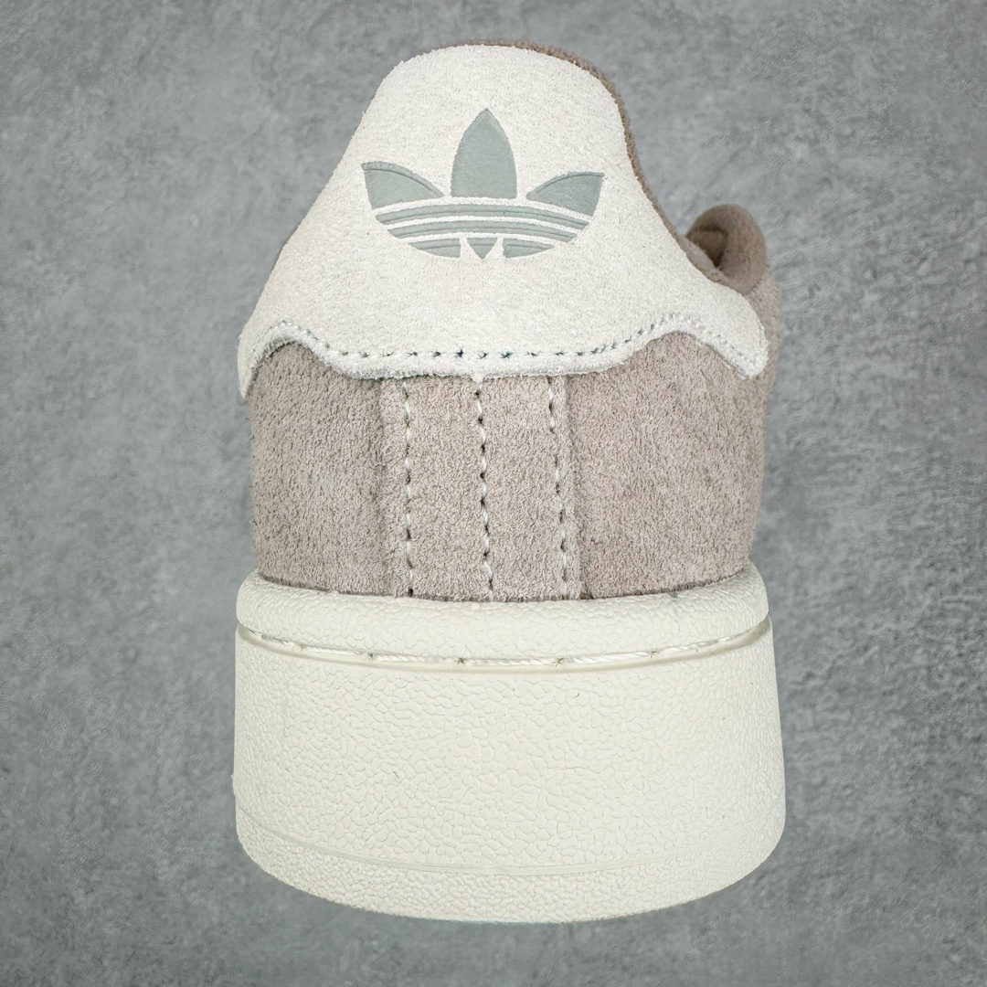 图片[8]-＃C版纯原 AD Originals Campus 00s 学院系列面包风经典复古低帮百搭休闲运动板鞋 IG5995 原鞋开发 正确版型 市面唯一全鞋采用原厂头层SD皮料 正确宽版鞋盒 清洁度完美 诠释最高工艺 这次 Originals 选择了以经典复古鞋型 Campus 为蓝本打造全新面包鞋 这款鞋型联名不断 冠希当年对它更是钟爱有加 论牌面丝毫不输贝壳头、Forum 等大热鞋型 这次 Campus 一改 80 年代的瘦长造型 鞋舌、鞋身、鞋底甚至细节都变大了 营造出千禧年前后流行的面包鞋宽大廓形 因此鞋名改为 Campus 00s 鞋身采用绒面皮料搭配白色常规皮革 质感上还是延续了经典 Campus 的设计 鞋舌填充更加饱满 让鞋款整体看起来更加圆润 搭配上这款浅蓝配色 「蓝胖子」造型真的很可爱 鞋舌还加入了与以往 Campus 不同的全新三叶草 Logo 令造型更具千禧气息 鞋带也采用了加宽的设计 如果你不喜欢 这次还附送了传统鞋带可以替换 鞋底采用了米黄做旧设计 凸显鞋款的复古年代感 除了清新可人的浅蓝配色 还有一款酷灰配色 造型更加硬朗复古 而且相比浅蓝配色更加耐脏 尺码：36 36⅔ 37⅓ 38 38⅔ 39⅓ 40 40⅔ 41⅓ 42 42⅔ 43⅓ 44 44 ⅓ 45-选品中心