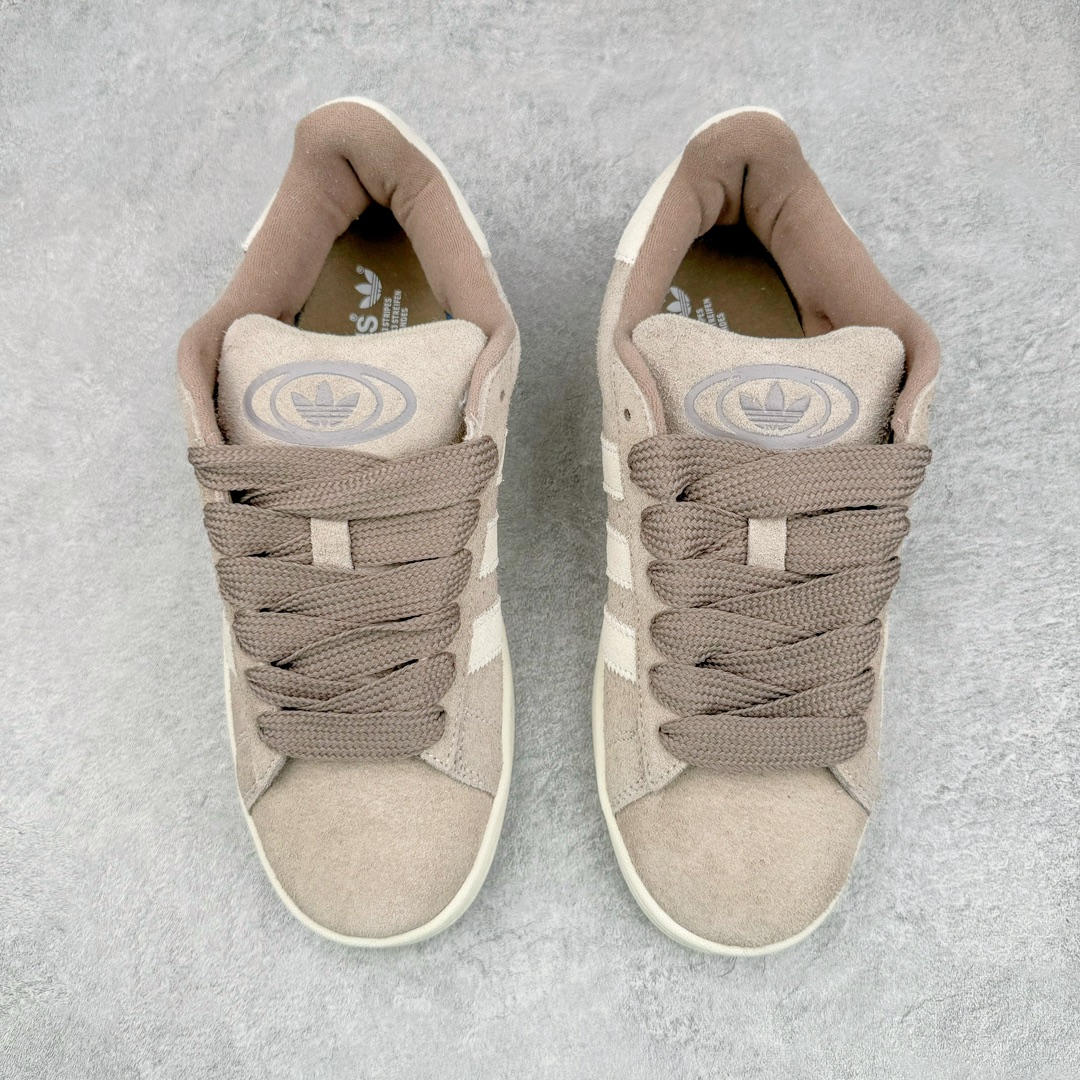 图片[2]-＃C版纯原 AD Originals Campus 00s 学院系列面包风经典复古低帮百搭休闲运动板鞋 IG5995 原鞋开发 正确版型 市面唯一全鞋采用原厂头层SD皮料 正确宽版鞋盒 清洁度完美 诠释最高工艺 这次 Originals 选择了以经典复古鞋型 Campus 为蓝本打造全新面包鞋 这款鞋型联名不断 冠希当年对它更是钟爱有加 论牌面丝毫不输贝壳头、Forum 等大热鞋型 这次 Campus 一改 80 年代的瘦长造型 鞋舌、鞋身、鞋底甚至细节都变大了 营造出千禧年前后流行的面包鞋宽大廓形 因此鞋名改为 Campus 00s 鞋身采用绒面皮料搭配白色常规皮革 质感上还是延续了经典 Campus 的设计 鞋舌填充更加饱满 让鞋款整体看起来更加圆润 搭配上这款浅蓝配色 「蓝胖子」造型真的很可爱 鞋舌还加入了与以往 Campus 不同的全新三叶草 Logo 令造型更具千禧气息 鞋带也采用了加宽的设计 如果你不喜欢 这次还附送了传统鞋带可以替换 鞋底采用了米黄做旧设计 凸显鞋款的复古年代感 除了清新可人的浅蓝配色 还有一款酷灰配色 造型更加硬朗复古 而且相比浅蓝配色更加耐脏 尺码：36 36⅔ 37⅓ 38 38⅔ 39⅓ 40 40⅔ 41⅓ 42 42⅔ 43⅓ 44 44 ⅓ 45-选品中心