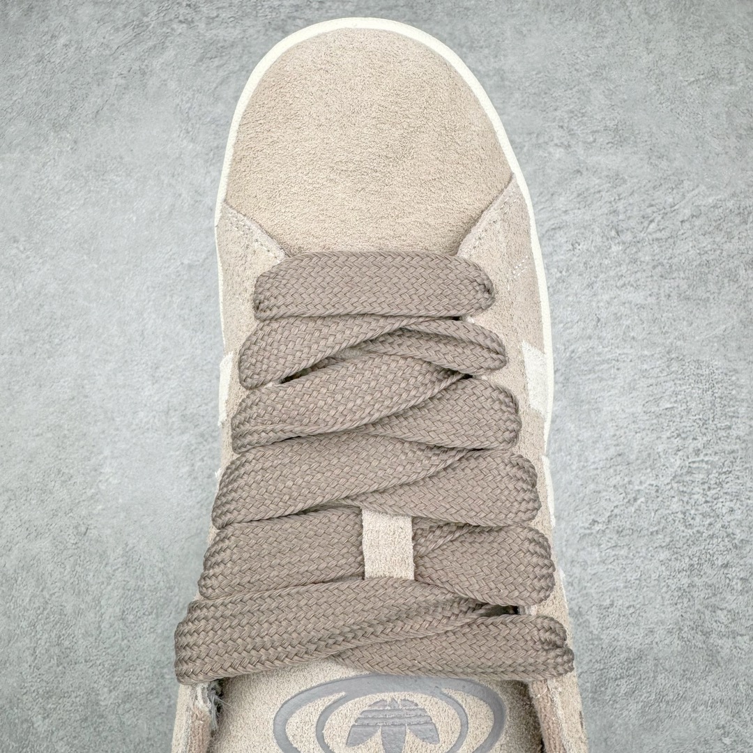 图片[4]-＃C版纯原 AD Originals Campus 00s 学院系列面包风经典复古低帮百搭休闲运动板鞋 IG5995 原鞋开发 正确版型 市面唯一全鞋采用原厂头层SD皮料 正确宽版鞋盒 清洁度完美 诠释最高工艺 这次 Originals 选择了以经典复古鞋型 Campus 为蓝本打造全新面包鞋 这款鞋型联名不断 冠希当年对它更是钟爱有加 论牌面丝毫不输贝壳头、Forum 等大热鞋型 这次 Campus 一改 80 年代的瘦长造型 鞋舌、鞋身、鞋底甚至细节都变大了 营造出千禧年前后流行的面包鞋宽大廓形 因此鞋名改为 Campus 00s 鞋身采用绒面皮料搭配白色常规皮革 质感上还是延续了经典 Campus 的设计 鞋舌填充更加饱满 让鞋款整体看起来更加圆润 搭配上这款浅蓝配色 「蓝胖子」造型真的很可爱 鞋舌还加入了与以往 Campus 不同的全新三叶草 Logo 令造型更具千禧气息 鞋带也采用了加宽的设计 如果你不喜欢 这次还附送了传统鞋带可以替换 鞋底采用了米黄做旧设计 凸显鞋款的复古年代感 除了清新可人的浅蓝配色 还有一款酷灰配色 造型更加硬朗复古 而且相比浅蓝配色更加耐脏 尺码：36 36⅔ 37⅓ 38 38⅔ 39⅓ 40 40⅔ 41⅓ 42 42⅔ 43⅓ 44 44 ⅓ 45-选品中心