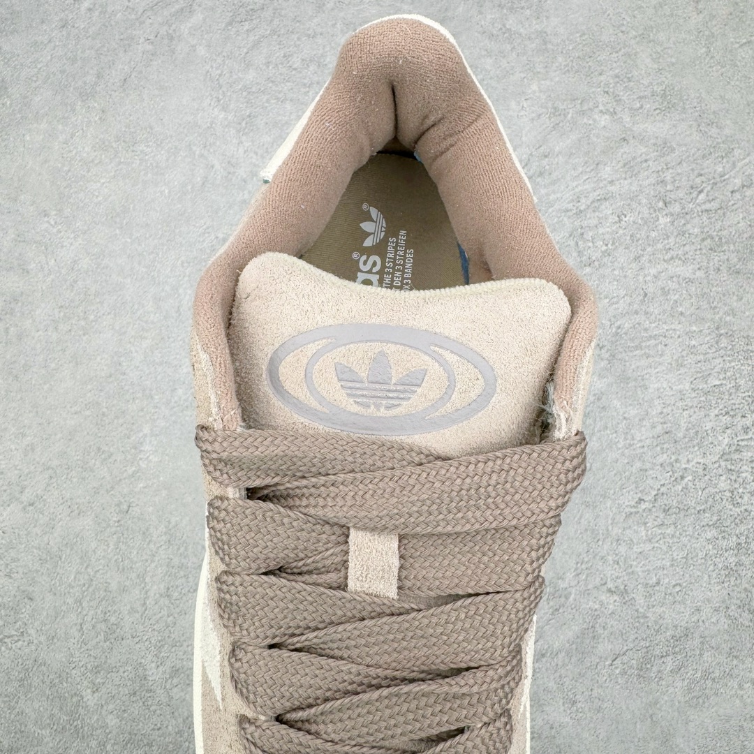 图片[5]-＃C版纯原 AD Originals Campus 00s 学院系列面包风经典复古低帮百搭休闲运动板鞋 IG5995 原鞋开发 正确版型 市面唯一全鞋采用原厂头层SD皮料 正确宽版鞋盒 清洁度完美 诠释最高工艺 这次 Originals 选择了以经典复古鞋型 Campus 为蓝本打造全新面包鞋 这款鞋型联名不断 冠希当年对它更是钟爱有加 论牌面丝毫不输贝壳头、Forum 等大热鞋型 这次 Campus 一改 80 年代的瘦长造型 鞋舌、鞋身、鞋底甚至细节都变大了 营造出千禧年前后流行的面包鞋宽大廓形 因此鞋名改为 Campus 00s 鞋身采用绒面皮料搭配白色常规皮革 质感上还是延续了经典 Campus 的设计 鞋舌填充更加饱满 让鞋款整体看起来更加圆润 搭配上这款浅蓝配色 「蓝胖子」造型真的很可爱 鞋舌还加入了与以往 Campus 不同的全新三叶草 Logo 令造型更具千禧气息 鞋带也采用了加宽的设计 如果你不喜欢 这次还附送了传统鞋带可以替换 鞋底采用了米黄做旧设计 凸显鞋款的复古年代感 除了清新可人的浅蓝配色 还有一款酷灰配色 造型更加硬朗复古 而且相比浅蓝配色更加耐脏 尺码：36 36⅔ 37⅓ 38 38⅔ 39⅓ 40 40⅔ 41⅓ 42 42⅔ 43⅓ 44 44 ⅓ 45-选品中心