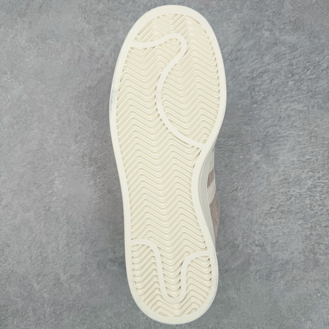 图片[9]-＃C版纯原 AD Originals Campus 00s 学院系列面包风经典复古低帮百搭休闲运动板鞋 IG5995 原鞋开发 正确版型 市面唯一全鞋采用原厂头层SD皮料 正确宽版鞋盒 清洁度完美 诠释最高工艺 这次 Originals 选择了以经典复古鞋型 Campus 为蓝本打造全新面包鞋 这款鞋型联名不断 冠希当年对它更是钟爱有加 论牌面丝毫不输贝壳头、Forum 等大热鞋型 这次 Campus 一改 80 年代的瘦长造型 鞋舌、鞋身、鞋底甚至细节都变大了 营造出千禧年前后流行的面包鞋宽大廓形 因此鞋名改为 Campus 00s 鞋身采用绒面皮料搭配白色常规皮革 质感上还是延续了经典 Campus 的设计 鞋舌填充更加饱满 让鞋款整体看起来更加圆润 搭配上这款浅蓝配色 「蓝胖子」造型真的很可爱 鞋舌还加入了与以往 Campus 不同的全新三叶草 Logo 令造型更具千禧气息 鞋带也采用了加宽的设计 如果你不喜欢 这次还附送了传统鞋带可以替换 鞋底采用了米黄做旧设计 凸显鞋款的复古年代感 除了清新可人的浅蓝配色 还有一款酷灰配色 造型更加硬朗复古 而且相比浅蓝配色更加耐脏 尺码：36 36⅔ 37⅓ 38 38⅔ 39⅓ 40 40⅔ 41⅓ 42 42⅔ 43⅓ 44 44 ⅓ 45-选品中心