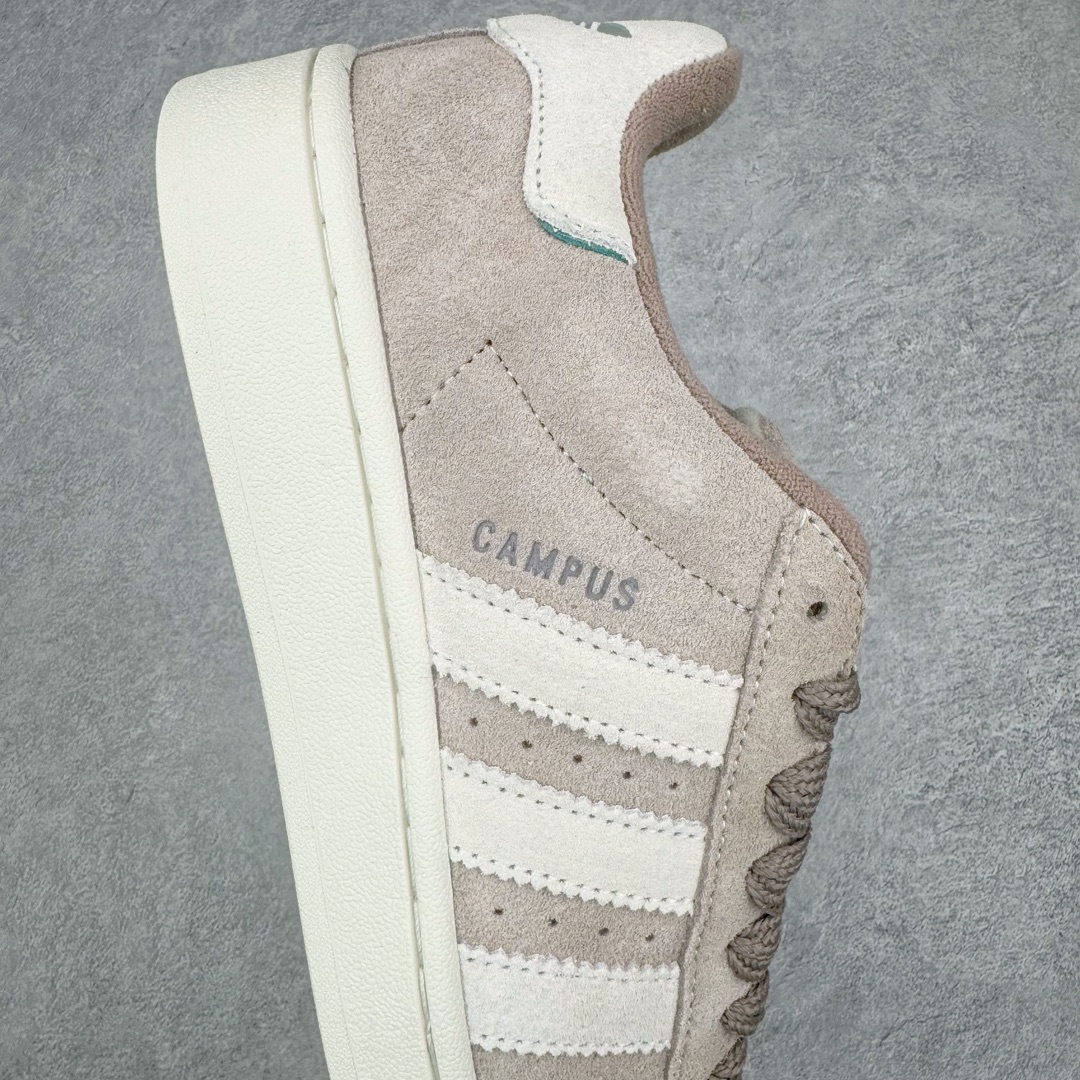 图片[6]-＃C版纯原 AD Originals Campus 00s 学院系列面包风经典复古低帮百搭休闲运动板鞋 IG5995 原鞋开发 正确版型 市面唯一全鞋采用原厂头层SD皮料 正确宽版鞋盒 清洁度完美 诠释最高工艺 这次 Originals 选择了以经典复古鞋型 Campus 为蓝本打造全新面包鞋 这款鞋型联名不断 冠希当年对它更是钟爱有加 论牌面丝毫不输贝壳头、Forum 等大热鞋型 这次 Campus 一改 80 年代的瘦长造型 鞋舌、鞋身、鞋底甚至细节都变大了 营造出千禧年前后流行的面包鞋宽大廓形 因此鞋名改为 Campus 00s 鞋身采用绒面皮料搭配白色常规皮革 质感上还是延续了经典 Campus 的设计 鞋舌填充更加饱满 让鞋款整体看起来更加圆润 搭配上这款浅蓝配色 「蓝胖子」造型真的很可爱 鞋舌还加入了与以往 Campus 不同的全新三叶草 Logo 令造型更具千禧气息 鞋带也采用了加宽的设计 如果你不喜欢 这次还附送了传统鞋带可以替换 鞋底采用了米黄做旧设计 凸显鞋款的复古年代感 除了清新可人的浅蓝配色 还有一款酷灰配色 造型更加硬朗复古 而且相比浅蓝配色更加耐脏 尺码：36 36⅔ 37⅓ 38 38⅔ 39⅓ 40 40⅔ 41⅓ 42 42⅔ 43⅓ 44 44 ⅓ 45-选品中心