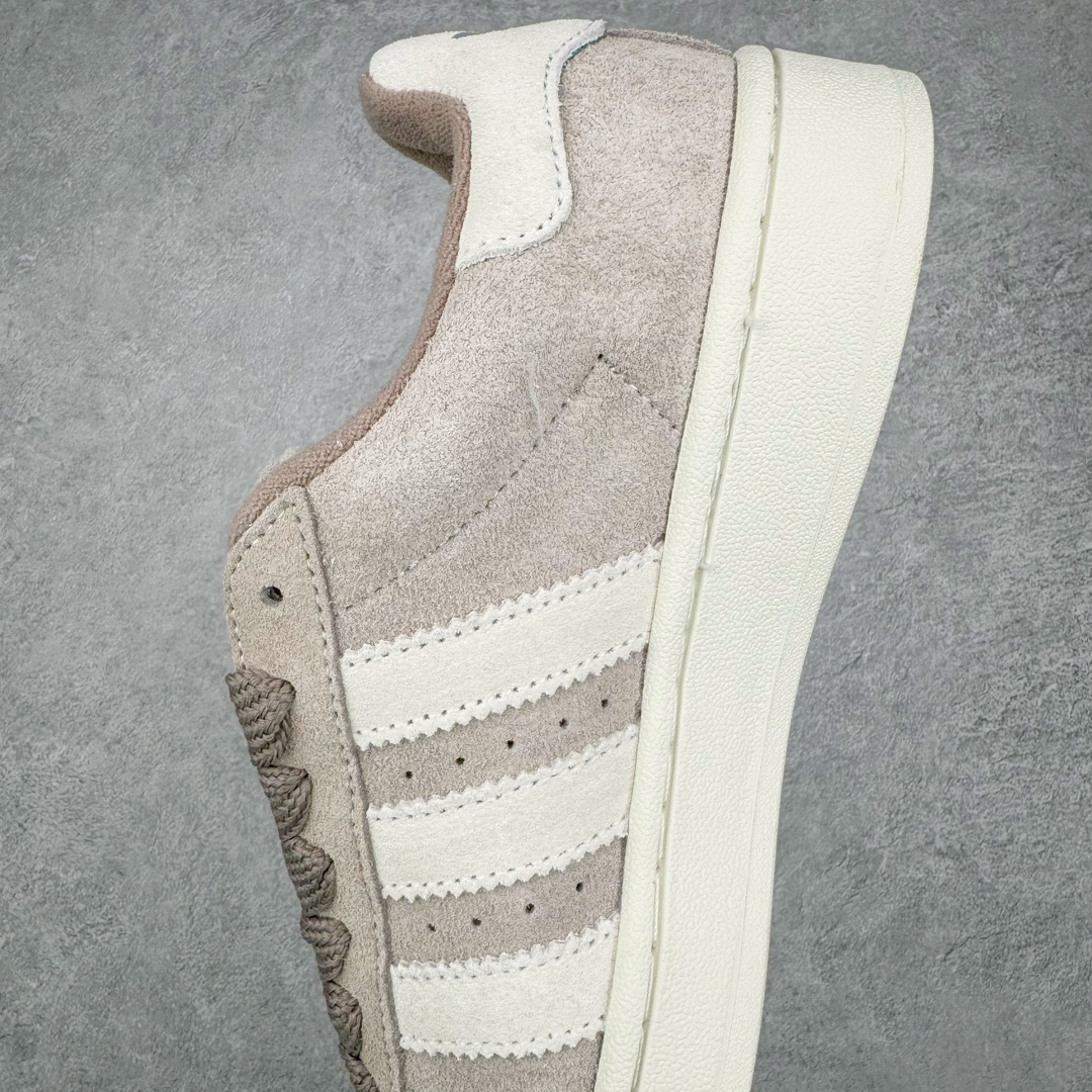 图片[7]-＃C版纯原 AD Originals Campus 00s 学院系列面包风经典复古低帮百搭休闲运动板鞋 IG5995 原鞋开发 正确版型 市面唯一全鞋采用原厂头层SD皮料 正确宽版鞋盒 清洁度完美 诠释最高工艺 这次 Originals 选择了以经典复古鞋型 Campus 为蓝本打造全新面包鞋 这款鞋型联名不断 冠希当年对它更是钟爱有加 论牌面丝毫不输贝壳头、Forum 等大热鞋型 这次 Campus 一改 80 年代的瘦长造型 鞋舌、鞋身、鞋底甚至细节都变大了 营造出千禧年前后流行的面包鞋宽大廓形 因此鞋名改为 Campus 00s 鞋身采用绒面皮料搭配白色常规皮革 质感上还是延续了经典 Campus 的设计 鞋舌填充更加饱满 让鞋款整体看起来更加圆润 搭配上这款浅蓝配色 「蓝胖子」造型真的很可爱 鞋舌还加入了与以往 Campus 不同的全新三叶草 Logo 令造型更具千禧气息 鞋带也采用了加宽的设计 如果你不喜欢 这次还附送了传统鞋带可以替换 鞋底采用了米黄做旧设计 凸显鞋款的复古年代感 除了清新可人的浅蓝配色 还有一款酷灰配色 造型更加硬朗复古 而且相比浅蓝配色更加耐脏 尺码：36 36⅔ 37⅓ 38 38⅔ 39⅓ 40 40⅔ 41⅓ 42 42⅔ 43⅓ 44 44 ⅓ 45-选品中心