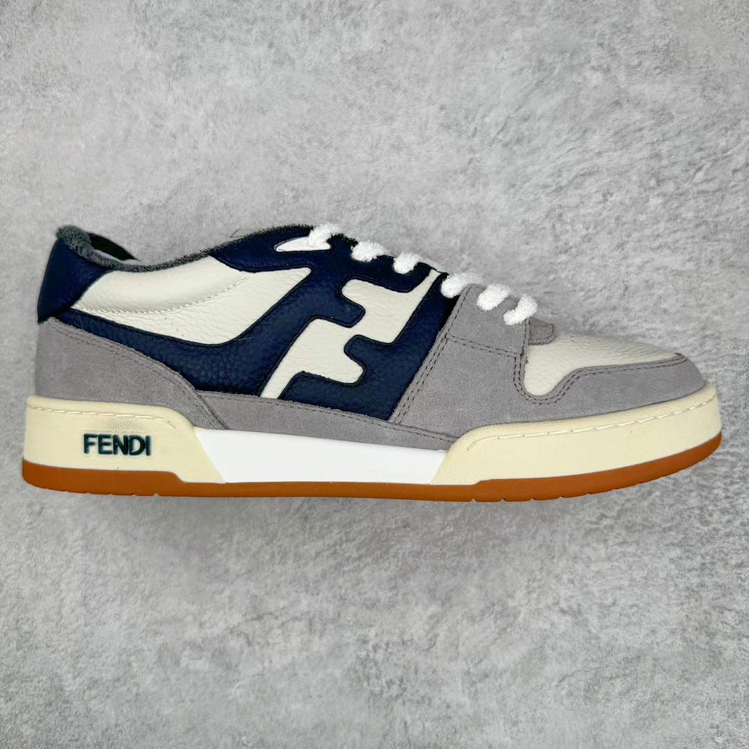 ＃S版纯原 FENDI 芬迪 Match sneaters低帮运动鞋 独家定制 全身20几个细节点全部做到一致还原 吊打市面所有版本 独家原装套装配件官方同源 渠道原装订单 全套专柜包装物及配件#鞋底嵌入核心防伪芯片感应装置 FENDI芬迪match最新爆款情侣款运动鞋板鞋原版购入 高工艺无缝细空胶技术 贴楦误差0.05mm,鞋底采用固特异内外锁死工艺 最大限度弯折永不开胶 原鞋一致效果环保无味 鞋面采用麂皮和皮革拼接组合 logo内里采用毛巾绒里 上脚超级柔软 轻便 舒适搭配卫衣 尺码：35 36 37 38 39 40 41 42 43 44 45-选品中心