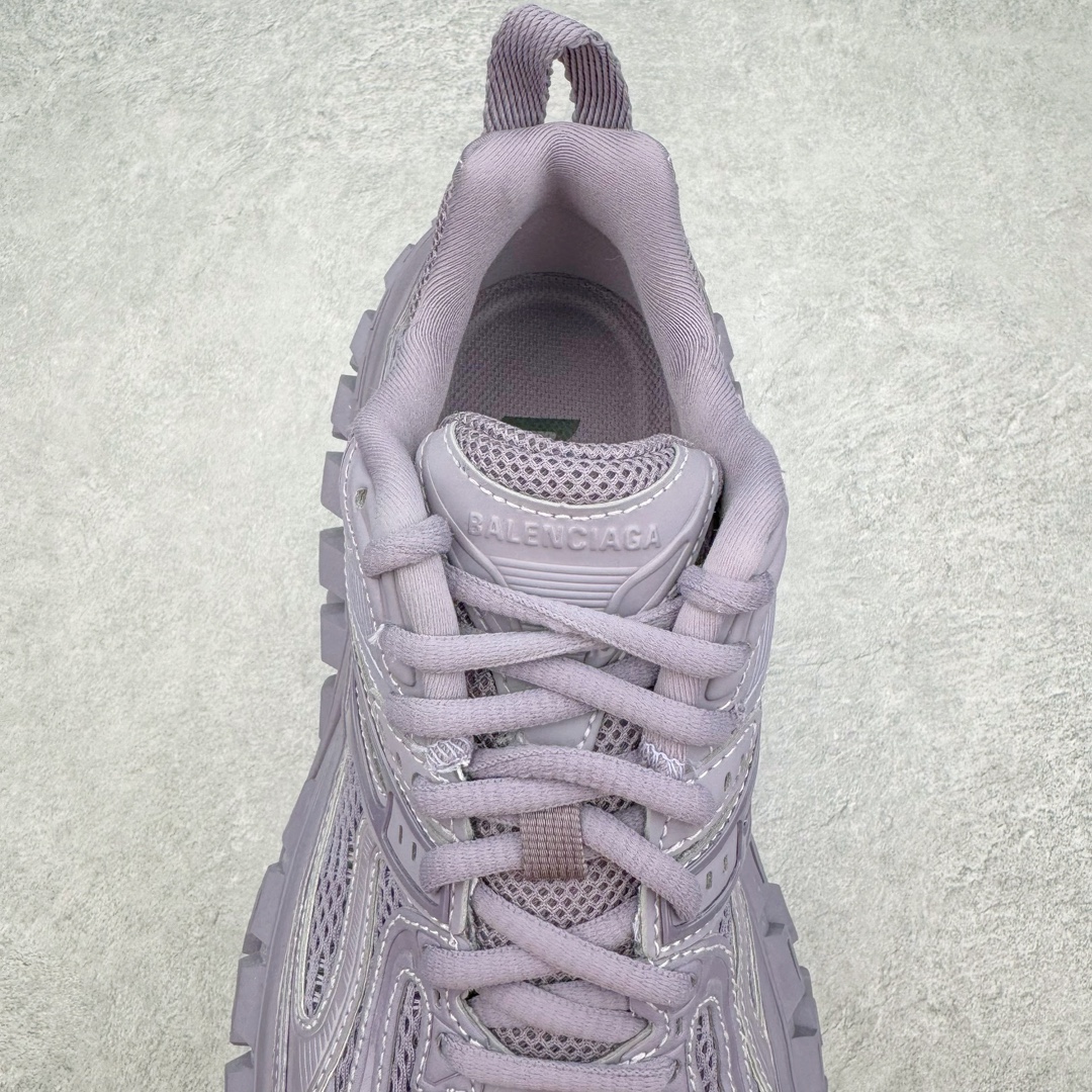 图片[5]-＃XA BALENCIAGA Defender Rubber Platform Sneakers 巴黎世家卫士系列低帮坦克履带轮胎鞋型越野户外增高厚底休闲运动慢跑鞋 男女鞋原楦原纸版开发版型 原版一致配件防尘袋及附送鞋带 1：1比例克重 全掌PU乳胶鞋垫及外观轻度磨损做旧效果 全新开发4层组合夸张轮胎花纹鞋底底部 • 不含皮革• 尼龙和网布材质• 磨损效果 • 夸张轮胎花纹鞋底 • 15毫米足弓 • 鞋舌凹印 Balenciaga 品牌标识 • 鞋头边缘和后帮凹印 Balenciaga 徽标和尺码 • 后帮拉袢 • 中国制造 • 用软布擦拭 材质：60%聚氨酯、28%聚酯纤维、12%尼龙 凭藉特殊外型风靡奢华运动鞋领域的 Balenciaga 在设计总监 Demna Gvasalia的职掌下 不乏吸睛作品 从 Triple S、Track 系列 到 X-Pander以及 Crocs 联名系列 今番再发布引人注目的鞋履 带来最新运动鞋款「Defender」该鞋款于 2022 春夏时装秀上首次曝光 在经典运动鞋基础上加以改造 利用坚固轮胎状单元打造具侵略性的巨大鞋底 立体凸起包覆四周 狂野外型堪称鞋界战车 透过材质比例的拿捏和单纯的用色 在鞋面采用相对柔和的设计 衬出鞋款亮点 偏大一码尺码：35/46-选品中心