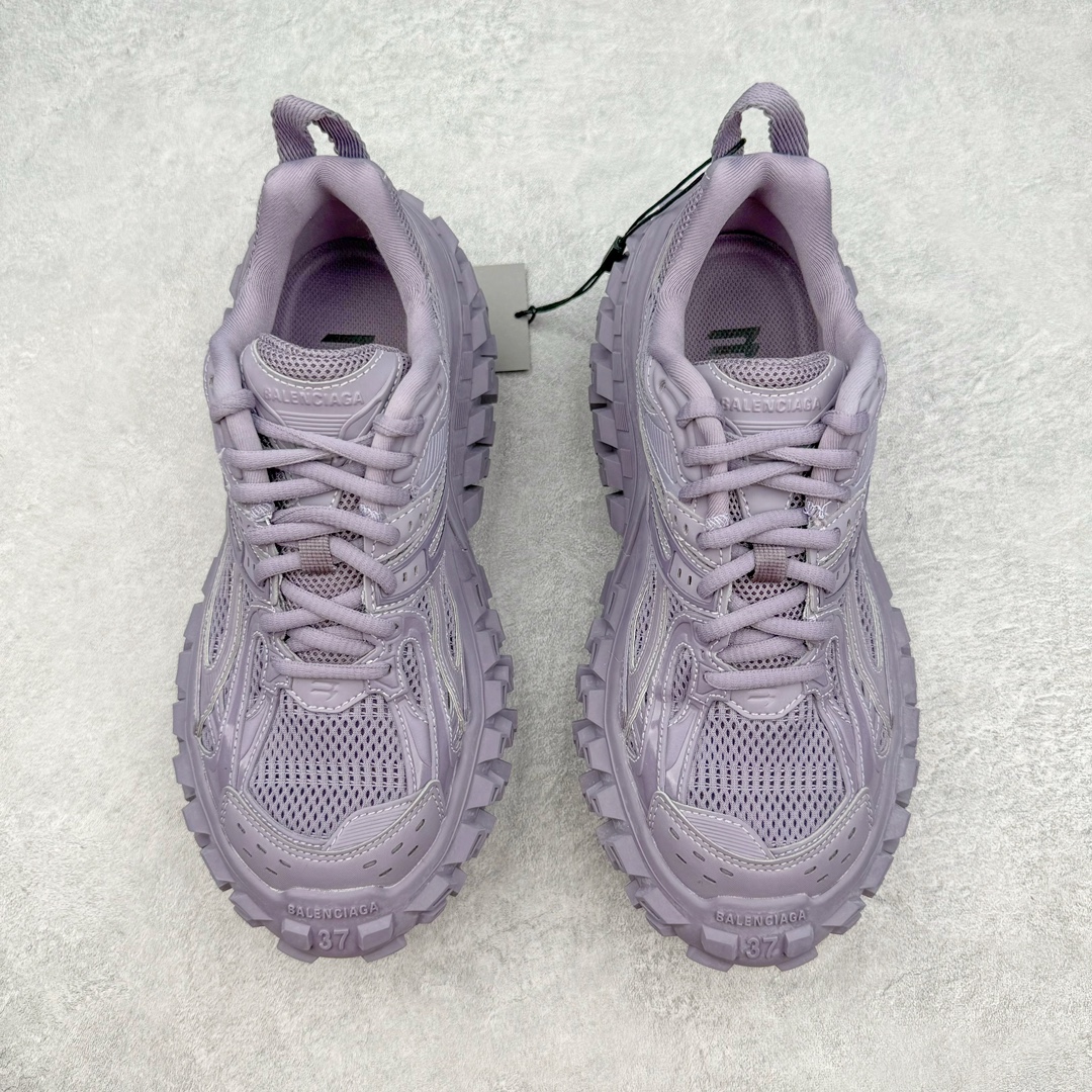 图片[2]-＃XA BALENCIAGA Defender Rubber Platform Sneakers 巴黎世家卫士系列低帮坦克履带轮胎鞋型越野户外增高厚底休闲运动慢跑鞋 男女鞋原楦原纸版开发版型 原版一致配件防尘袋及附送鞋带 1：1比例克重 全掌PU乳胶鞋垫及外观轻度磨损做旧效果 全新开发4层组合夸张轮胎花纹鞋底底部 • 不含皮革• 尼龙和网布材质• 磨损效果 • 夸张轮胎花纹鞋底 • 15毫米足弓 • 鞋舌凹印 Balenciaga 品牌标识 • 鞋头边缘和后帮凹印 Balenciaga 徽标和尺码 • 后帮拉袢 • 中国制造 • 用软布擦拭 材质：60%聚氨酯、28%聚酯纤维、12%尼龙 凭藉特殊外型风靡奢华运动鞋领域的 Balenciaga 在设计总监 Demna Gvasalia的职掌下 不乏吸睛作品 从 Triple S、Track 系列 到 X-Pander以及 Crocs 联名系列 今番再发布引人注目的鞋履 带来最新运动鞋款「Defender」该鞋款于 2022 春夏时装秀上首次曝光 在经典运动鞋基础上加以改造 利用坚固轮胎状单元打造具侵略性的巨大鞋底 立体凸起包覆四周 狂野外型堪称鞋界战车 透过材质比例的拿捏和单纯的用色 在鞋面采用相对柔和的设计 衬出鞋款亮点 偏大一码尺码：35/46-选品中心