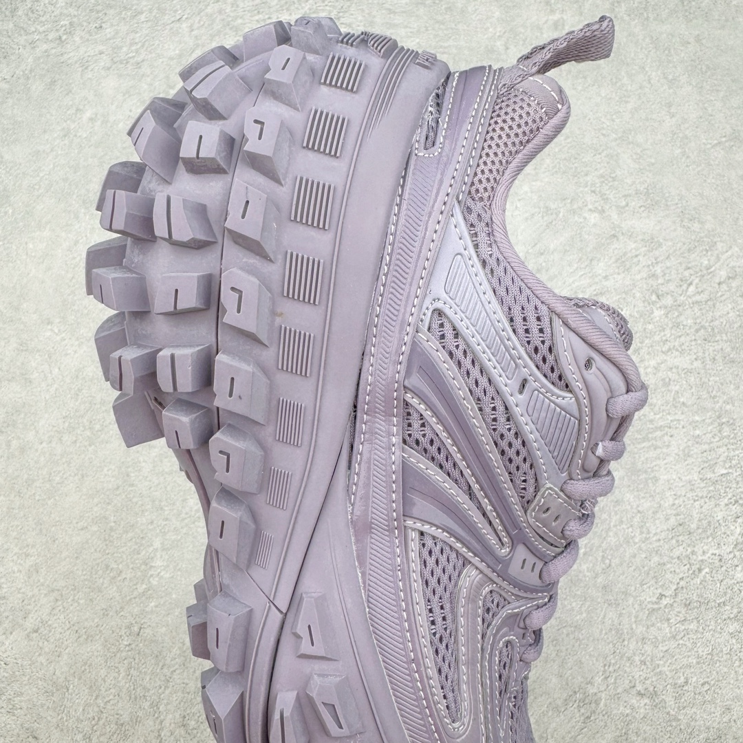 图片[6]-＃XA BALENCIAGA Defender Rubber Platform Sneakers 巴黎世家卫士系列低帮坦克履带轮胎鞋型越野户外增高厚底休闲运动慢跑鞋 男女鞋原楦原纸版开发版型 原版一致配件防尘袋及附送鞋带 1：1比例克重 全掌PU乳胶鞋垫及外观轻度磨损做旧效果 全新开发4层组合夸张轮胎花纹鞋底底部 • 不含皮革• 尼龙和网布材质• 磨损效果 • 夸张轮胎花纹鞋底 • 15毫米足弓 • 鞋舌凹印 Balenciaga 品牌标识 • 鞋头边缘和后帮凹印 Balenciaga 徽标和尺码 • 后帮拉袢 • 中国制造 • 用软布擦拭 材质：60%聚氨酯、28%聚酯纤维、12%尼龙 凭藉特殊外型风靡奢华运动鞋领域的 Balenciaga 在设计总监 Demna Gvasalia的职掌下 不乏吸睛作品 从 Triple S、Track 系列 到 X-Pander以及 Crocs 联名系列 今番再发布引人注目的鞋履 带来最新运动鞋款「Defender」该鞋款于 2022 春夏时装秀上首次曝光 在经典运动鞋基础上加以改造 利用坚固轮胎状单元打造具侵略性的巨大鞋底 立体凸起包覆四周 狂野外型堪称鞋界战车 透过材质比例的拿捏和单纯的用色 在鞋面采用相对柔和的设计 衬出鞋款亮点 偏大一码尺码：35/46-选品中心