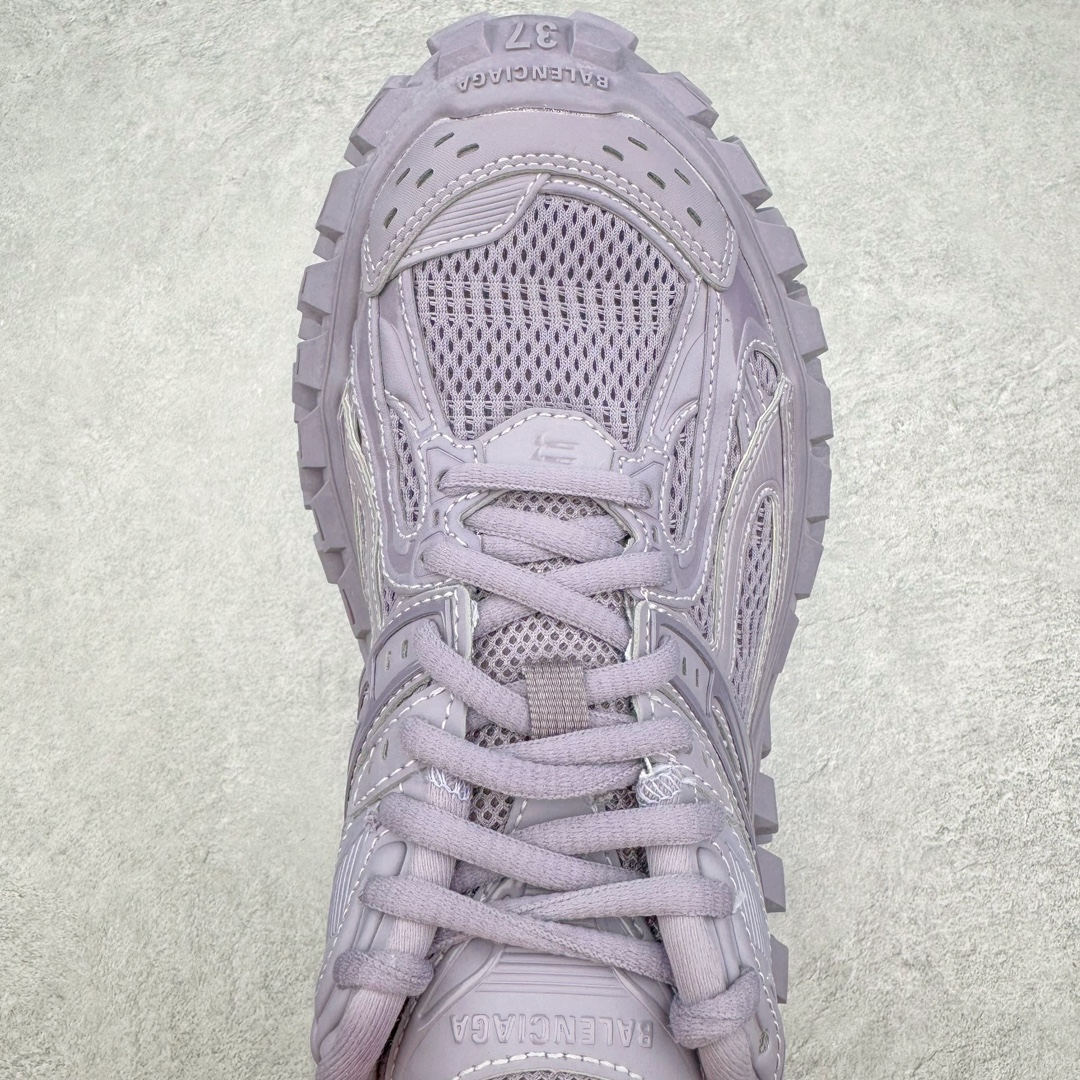 图片[4]-＃XA BALENCIAGA Defender Rubber Platform Sneakers 巴黎世家卫士系列低帮坦克履带轮胎鞋型越野户外增高厚底休闲运动慢跑鞋 男女鞋原楦原纸版开发版型 原版一致配件防尘袋及附送鞋带 1：1比例克重 全掌PU乳胶鞋垫及外观轻度磨损做旧效果 全新开发4层组合夸张轮胎花纹鞋底底部 • 不含皮革• 尼龙和网布材质• 磨损效果 • 夸张轮胎花纹鞋底 • 15毫米足弓 • 鞋舌凹印 Balenciaga 品牌标识 • 鞋头边缘和后帮凹印 Balenciaga 徽标和尺码 • 后帮拉袢 • 中国制造 • 用软布擦拭 材质：60%聚氨酯、28%聚酯纤维、12%尼龙 凭藉特殊外型风靡奢华运动鞋领域的 Balenciaga 在设计总监 Demna Gvasalia的职掌下 不乏吸睛作品 从 Triple S、Track 系列 到 X-Pander以及 Crocs 联名系列 今番再发布引人注目的鞋履 带来最新运动鞋款「Defender」该鞋款于 2022 春夏时装秀上首次曝光 在经典运动鞋基础上加以改造 利用坚固轮胎状单元打造具侵略性的巨大鞋底 立体凸起包覆四周 狂野外型堪称鞋界战车 透过材质比例的拿捏和单纯的用色 在鞋面采用相对柔和的设计 衬出鞋款亮点 偏大一码尺码：35/46-选品中心