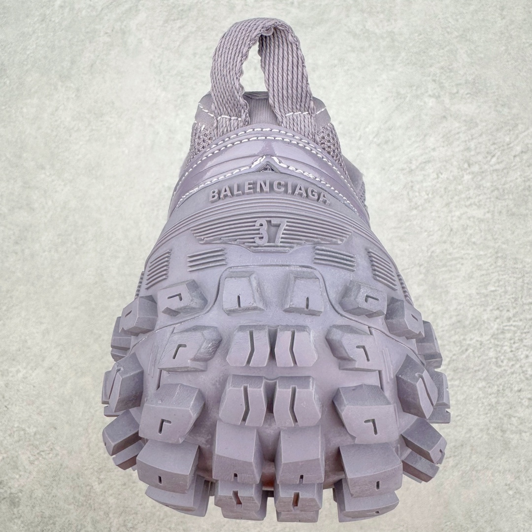 图片[8]-＃XA BALENCIAGA Defender Rubber Platform Sneakers 巴黎世家卫士系列低帮坦克履带轮胎鞋型越野户外增高厚底休闲运动慢跑鞋 男女鞋原楦原纸版开发版型 原版一致配件防尘袋及附送鞋带 1：1比例克重 全掌PU乳胶鞋垫及外观轻度磨损做旧效果 全新开发4层组合夸张轮胎花纹鞋底底部 • 不含皮革• 尼龙和网布材质• 磨损效果 • 夸张轮胎花纹鞋底 • 15毫米足弓 • 鞋舌凹印 Balenciaga 品牌标识 • 鞋头边缘和后帮凹印 Balenciaga 徽标和尺码 • 后帮拉袢 • 中国制造 • 用软布擦拭 材质：60%聚氨酯、28%聚酯纤维、12%尼龙 凭藉特殊外型风靡奢华运动鞋领域的 Balenciaga 在设计总监 Demna Gvasalia的职掌下 不乏吸睛作品 从 Triple S、Track 系列 到 X-Pander以及 Crocs 联名系列 今番再发布引人注目的鞋履 带来最新运动鞋款「Defender」该鞋款于 2022 春夏时装秀上首次曝光 在经典运动鞋基础上加以改造 利用坚固轮胎状单元打造具侵略性的巨大鞋底 立体凸起包覆四周 狂野外型堪称鞋界战车 透过材质比例的拿捏和单纯的用色 在鞋面采用相对柔和的设计 衬出鞋款亮点 偏大一码尺码：35/46-选品中心